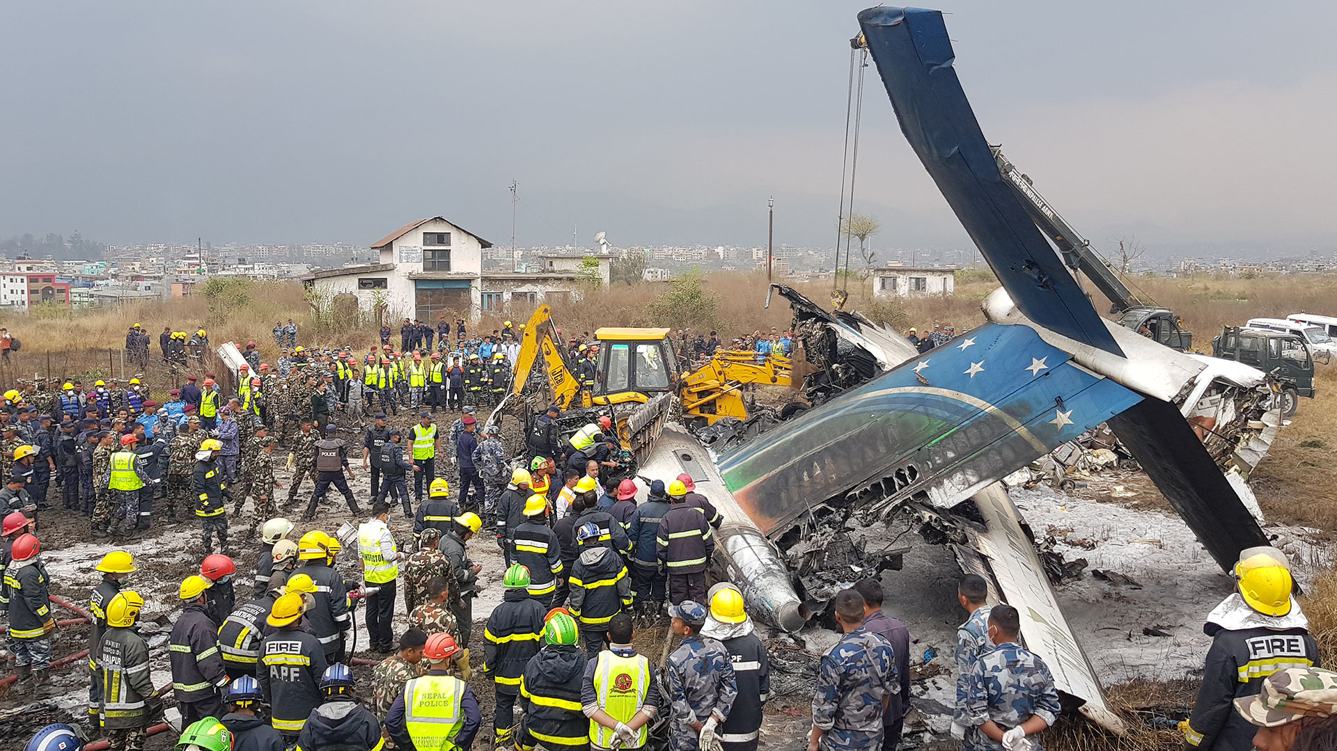 Palas mecánicas, grúas y autobombas rodean el lugar donde cayó el avión