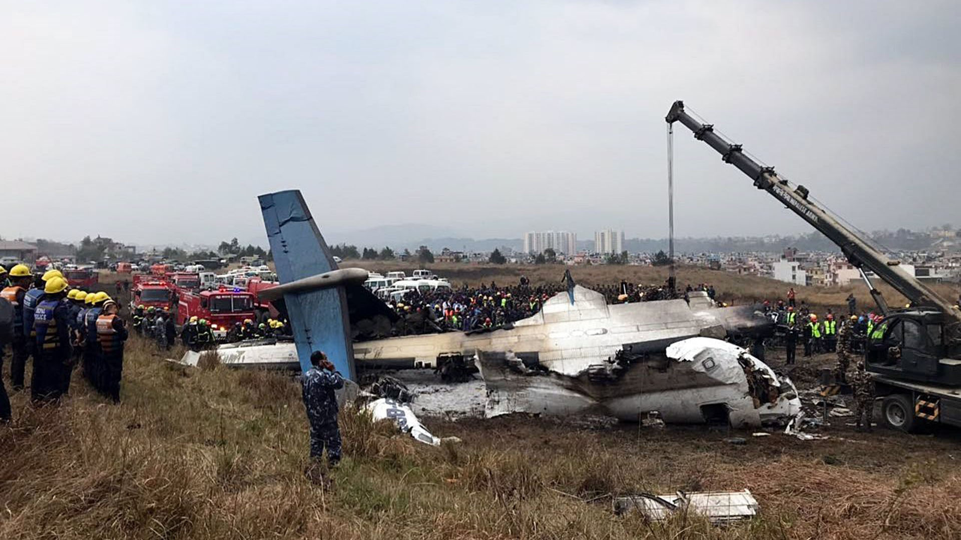 Los equipos de rescate trabajan junto al avión que se estrelló en el aeropuerto de Katmandú
