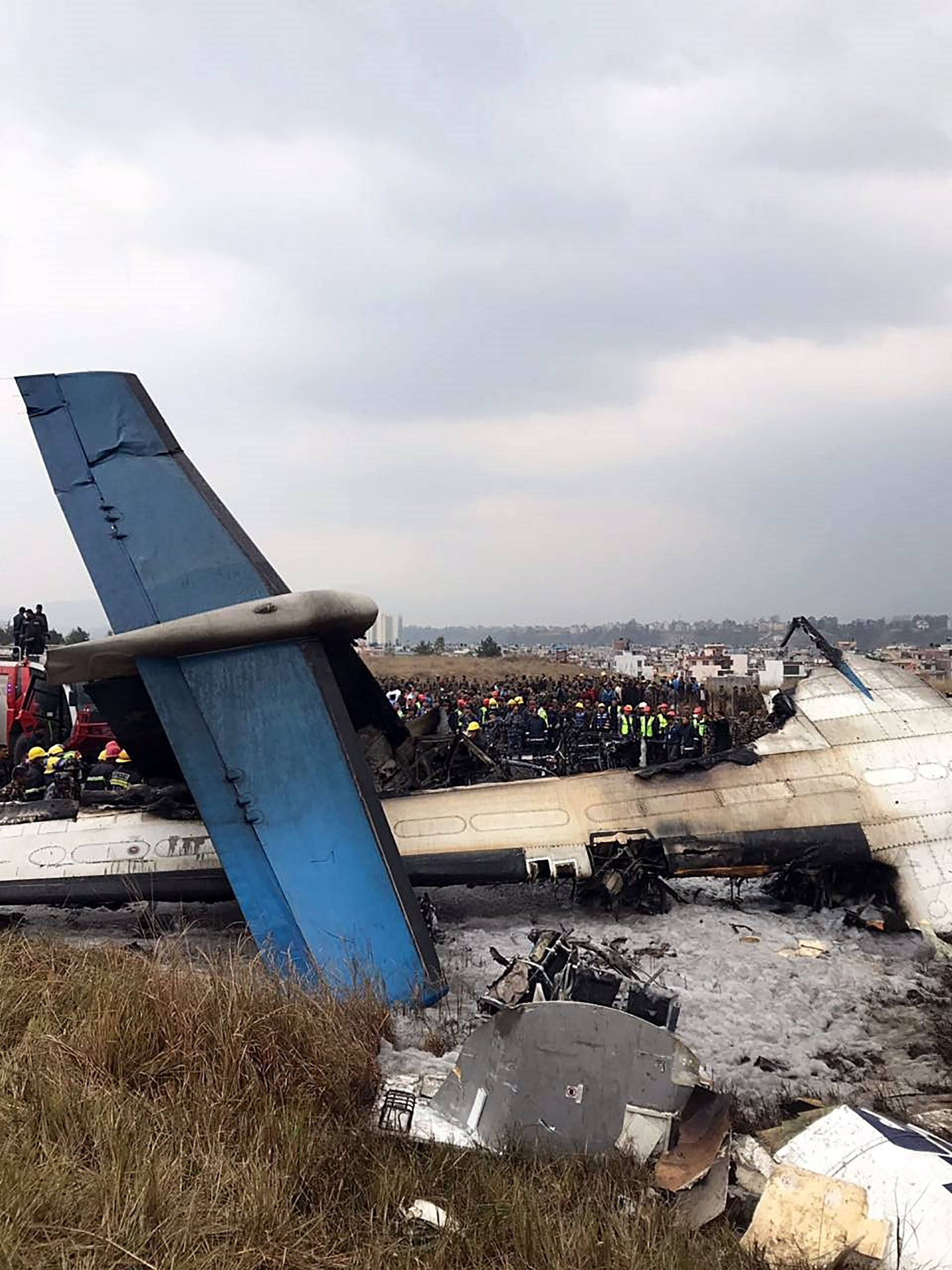 Rescatistas trabajan removiendo los restos del avión