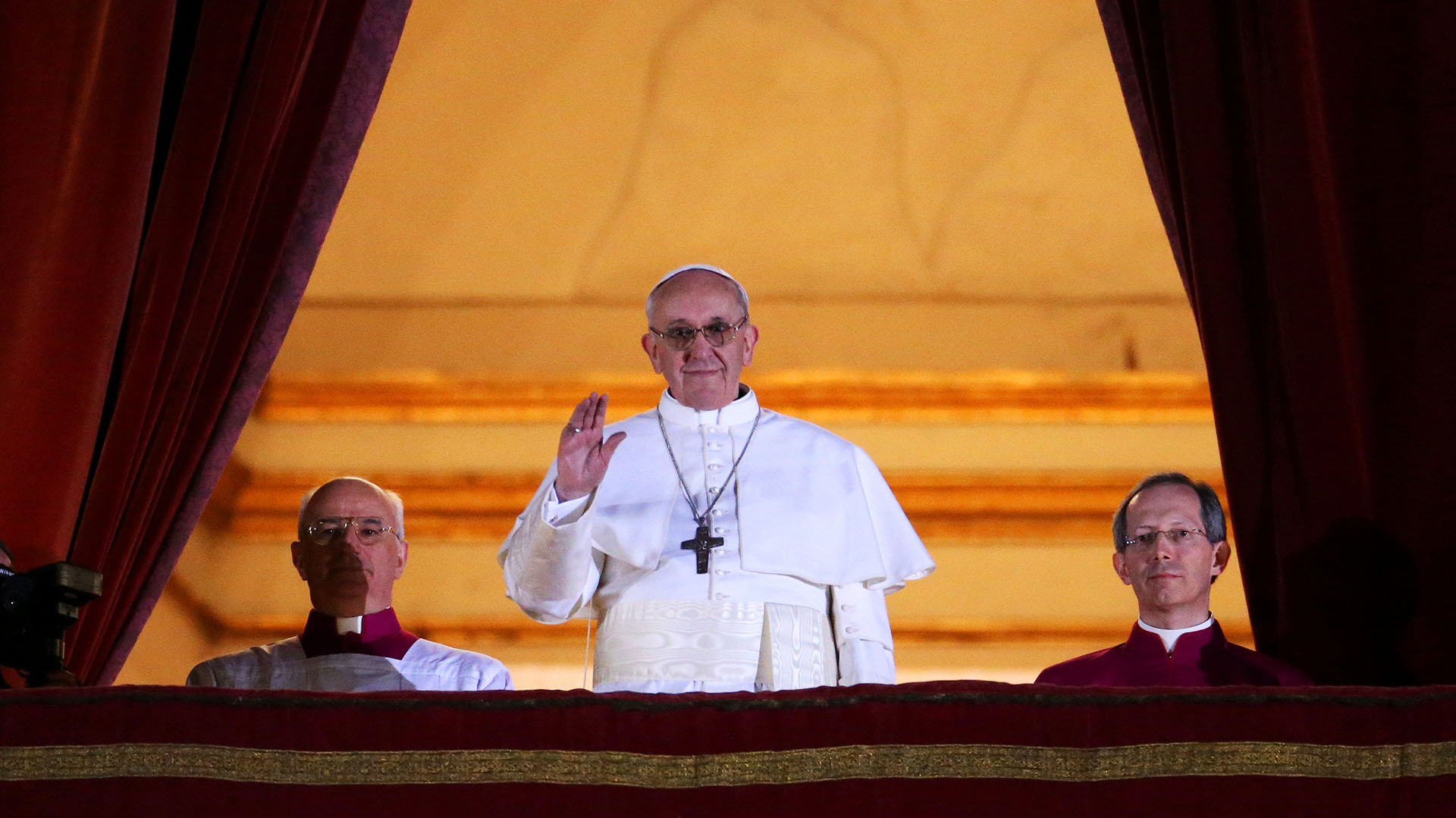 Francisco aparece en el balcón de la Basílica de San Pedro, en Ciudad del Vaticano. El cardenal argentino Jorge Mario Bergoglio fue elegido minutos antes para liderar a 1.200 millones de católicos del mundo