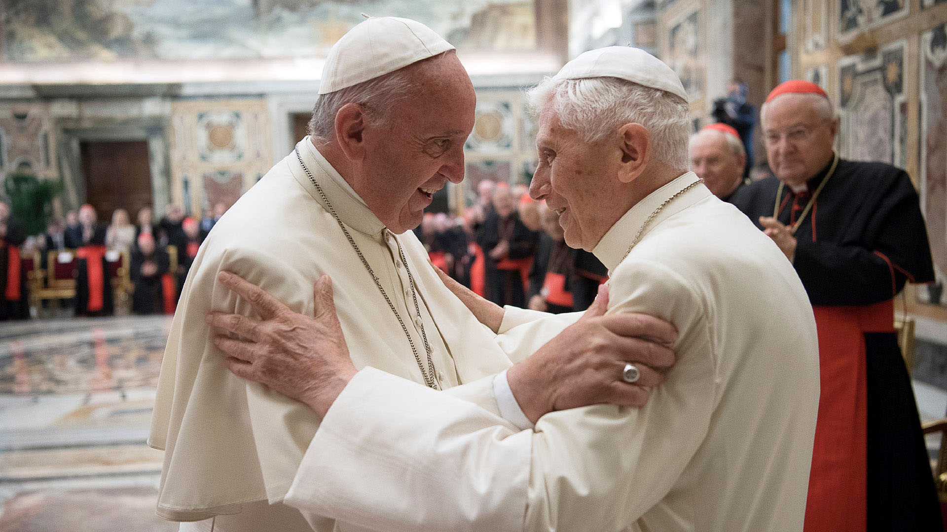 El papa Francisco junto a Benedicto XVI, quien renunció a su cargo en febrero de 2013