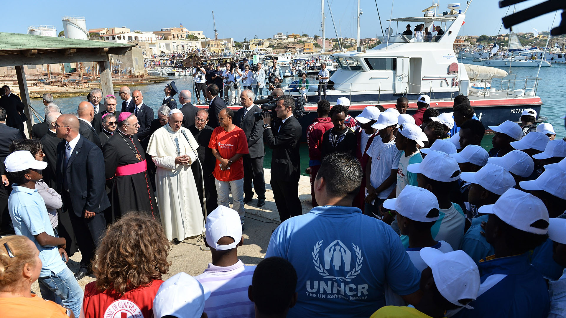 8 de julio de 2013, Lampedusa, Italia: el papa Francisco se encuentra con un grupo de inmigrantes en su primer viaje fuera de Roma. Poco después subió a un bote de pescadores para rendir homenaje en el mar a quienes perdieron la vida tratando de llegar a Europa por esa vía