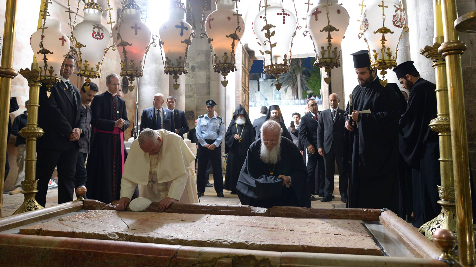 25 de mayo de 2014, Jerusalén: Francisco visita el Santo Sepulcro durante su viaje por Israel y Palestina. En uno de sus discursos, define el conflicto entre ambas partes como “inaceptable”