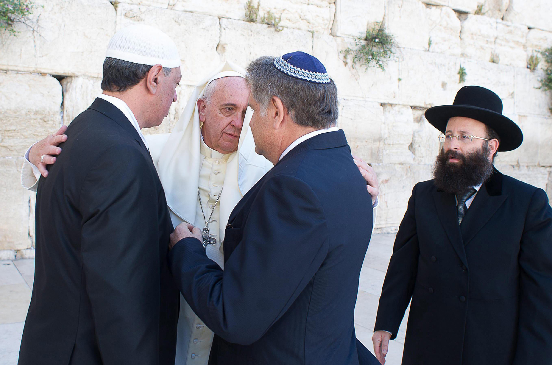 El papa Francisco conversa con sus amigos argentinos el rabino Abraham Skorka (2º de la derecha) y el líder musulmán Omar Abud (izquierda) junto al rabino del Muro de los Lamentos, Shmuel Rabinovitz (derecha), en Jerusalén, el lunes 26 de mayo de 2014