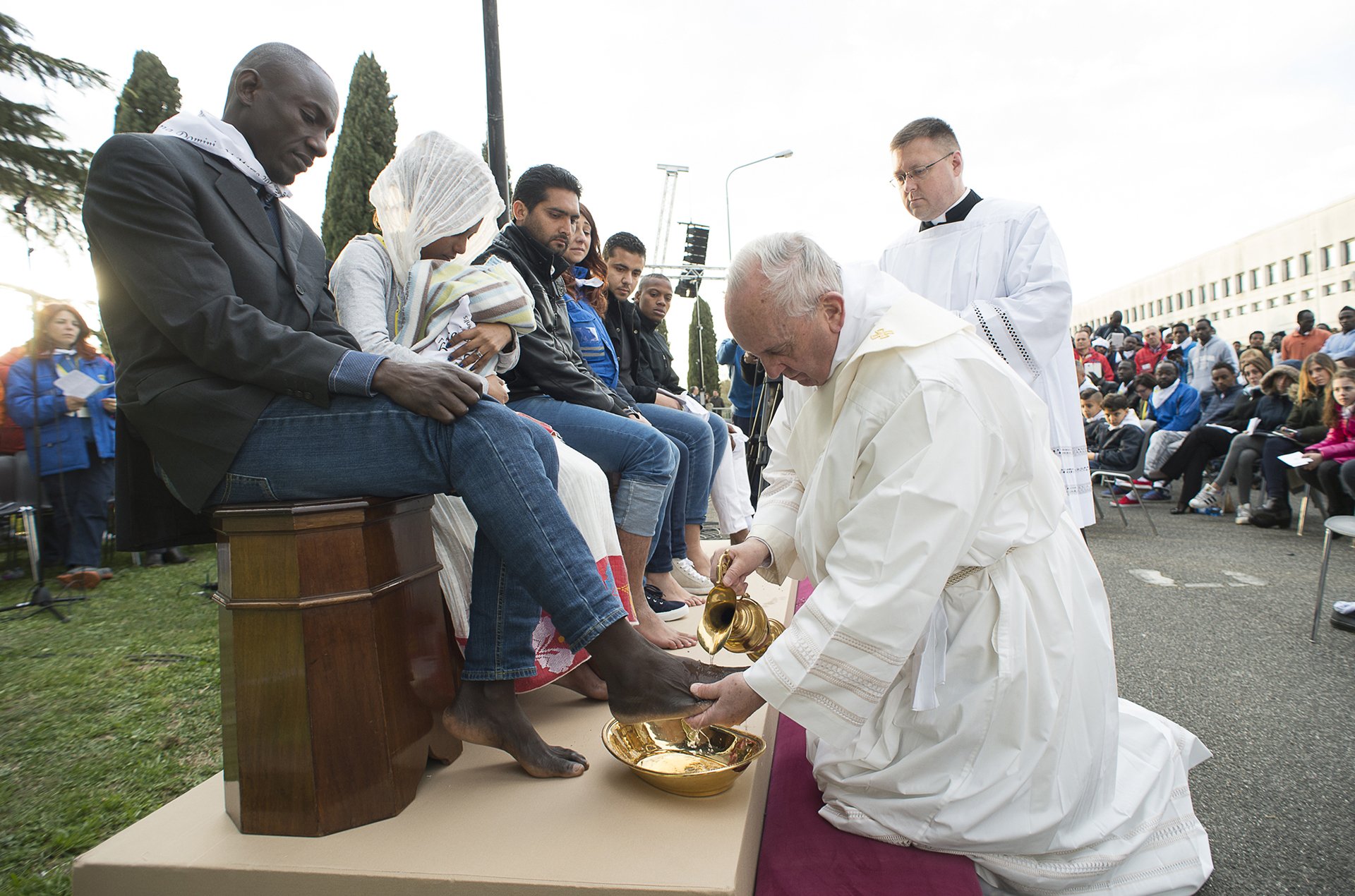 24 de marzo de 2016: el Sumo Pontífice les lavó los pies y llamó “hijos del mismo Dios” a refugiados musulmanes, ortodoxos, hindúes y católicos. La ceremonia se llevó a cabo en Castelnuovo di Porto