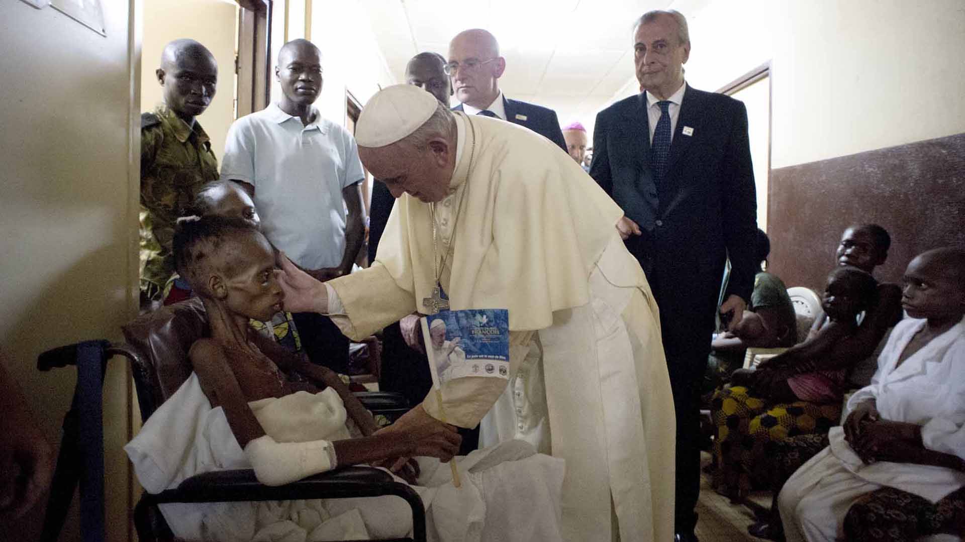 29 de noviembre de 2015: el Papa se encuentra con un paciente durante su visita a un Hospital de Pediatría en Bangui, República Centroafricana