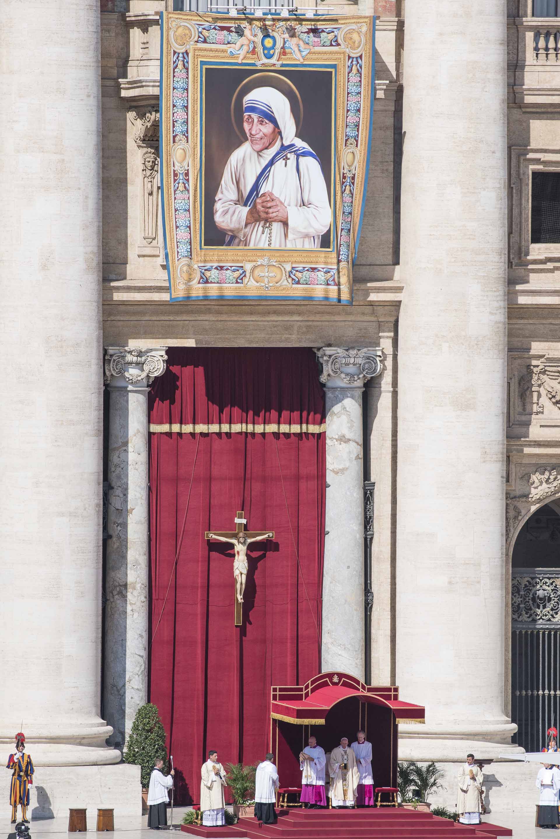 4 de septiembre de 2016: el papa Francisco oficia una ceremonia religiosa durante la canonización de la Madre Teresa de Calcuta en la plaza San Pedro