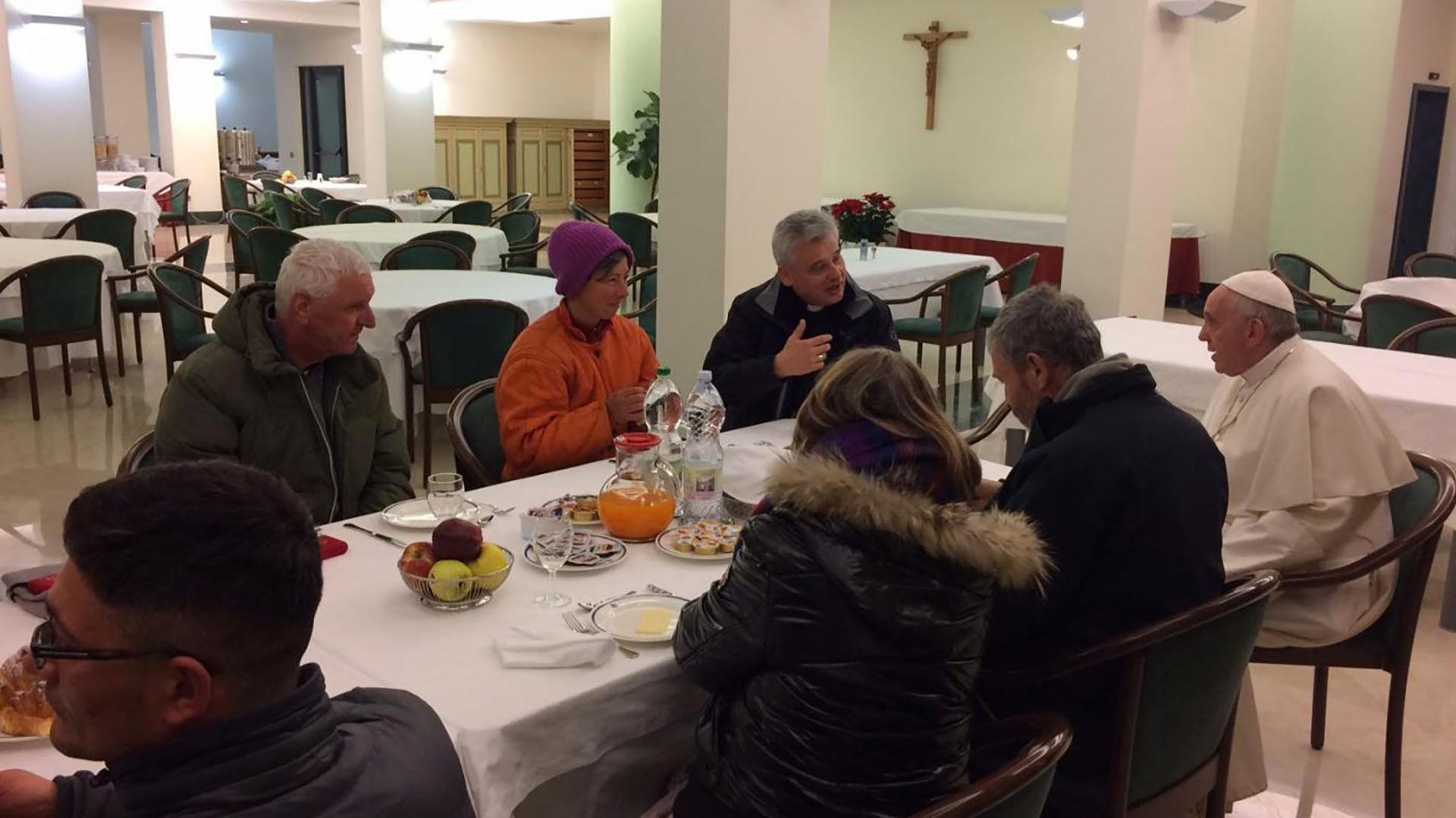 17 de diciembre de 2016: el papa Francisco invitó a desayunar a ocho mendigos, uno de ellos de nacionalidad peruana, que acudieron al Vaticano para felicitarle por su 80 cumpleaños. El pontífice charló y ofreció dulces argentinos