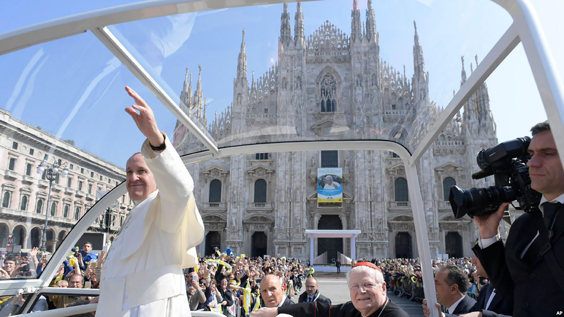 25 de marzo de 2017: El papa Francisco frente al Duomo de Milán
