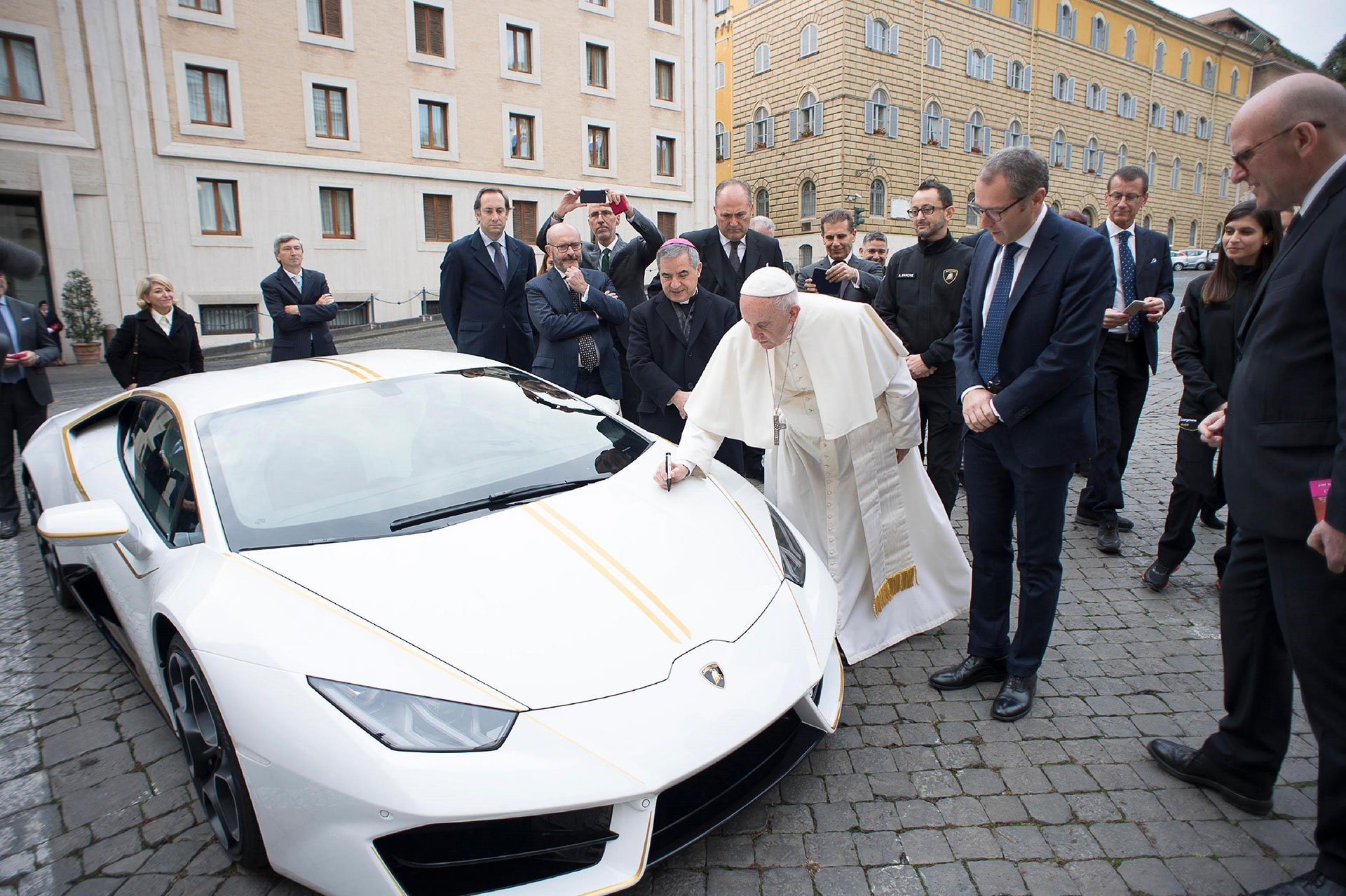 15 de noviembre de 2017: el papa Francisco autografió un Lamborghini con detalles en oro y lo subasto para ayudar a los cristianos en Irak