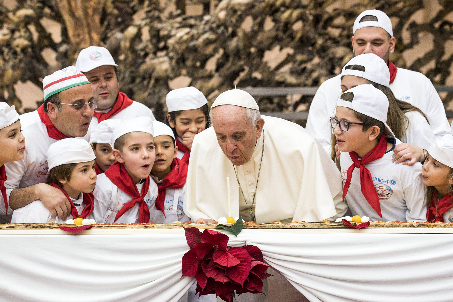 17 de diciembre de 2017: el papa Francisco cumplió 81 años entre mensajes de apoyo y una pizza gigante