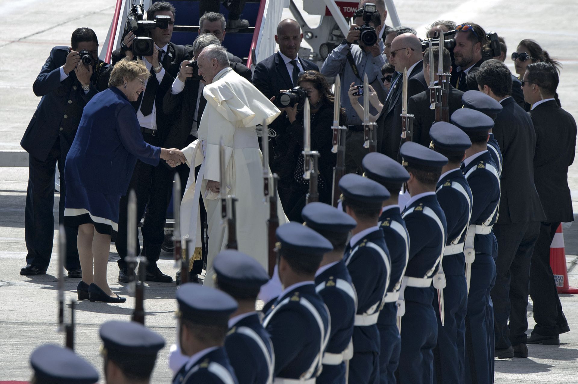 El papa Francisco visita Chile y saluda a la entonces presidente Michelle Bachelet