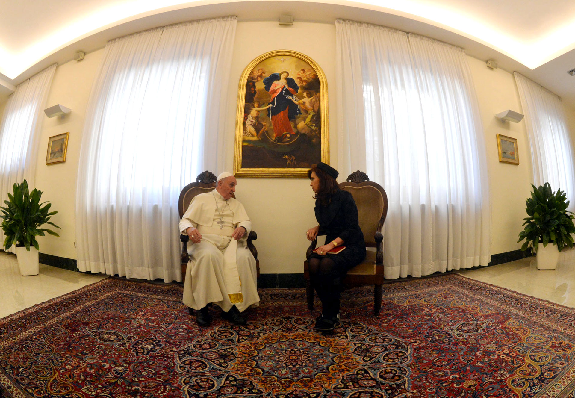 17 de Marzo de 2014. El Papa Francisco recibió a la entonces presidente argentina Cristina Kirchner en su residencia de Santa Marta, en el Vaticano.