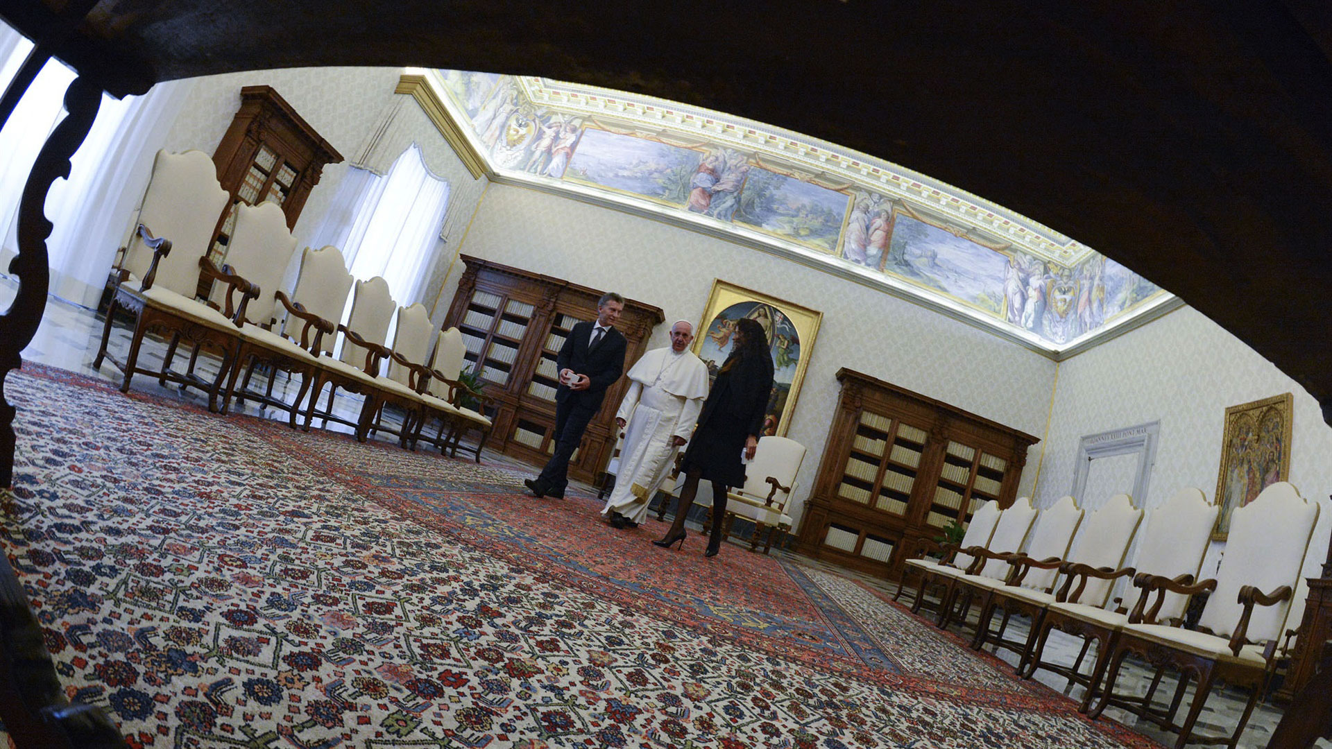 27 de febrero de 2016. El presidente argentino Mauricio Macri y su esposa, la Primera Dama, Juliana Awada, intercambiaron obsequios con el Papa Francisco.