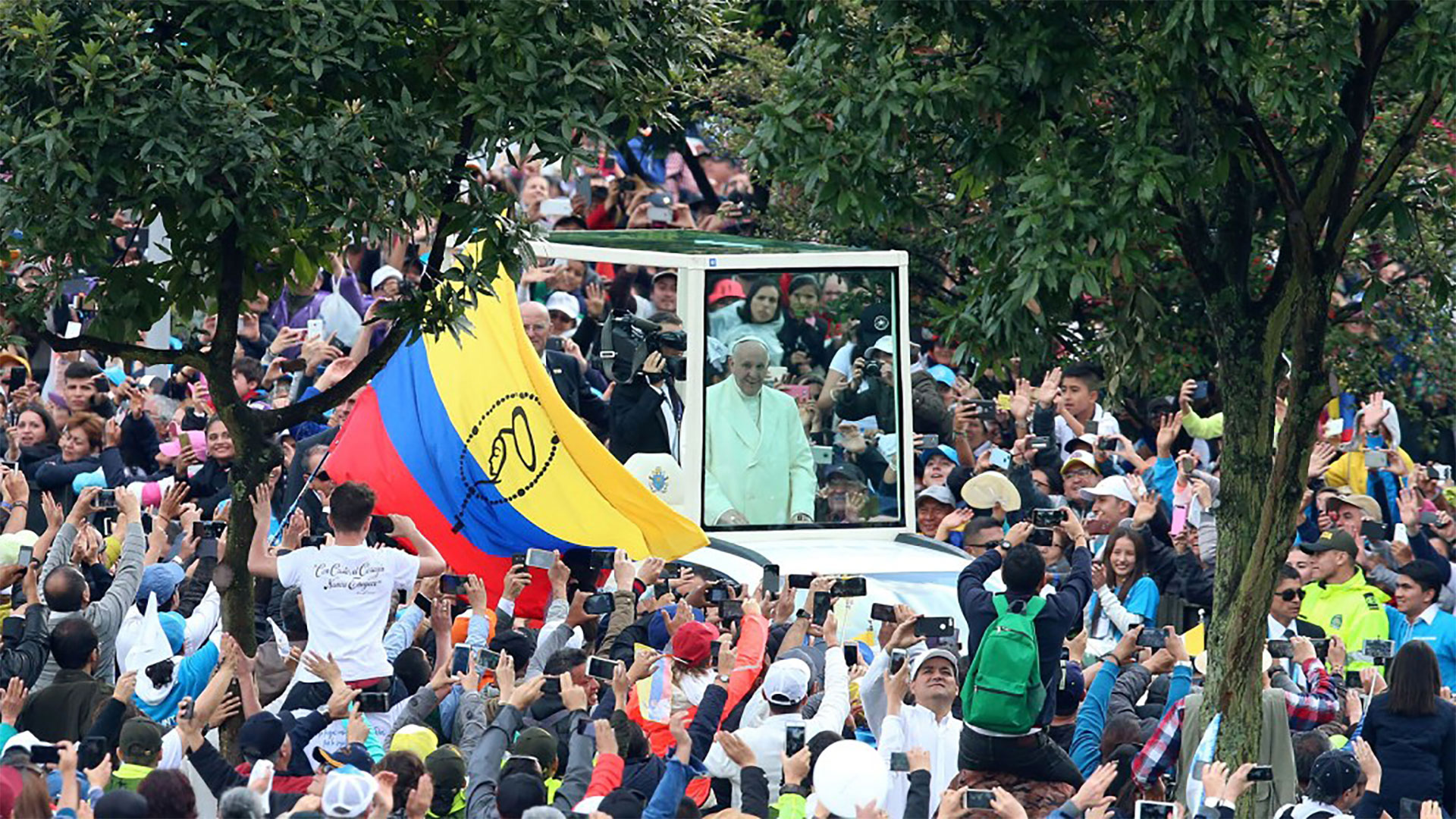 El Papa Francisco llegó al Parque Simón Bolívar en Colombia en el papamóvil ante cientos de miles de fieles