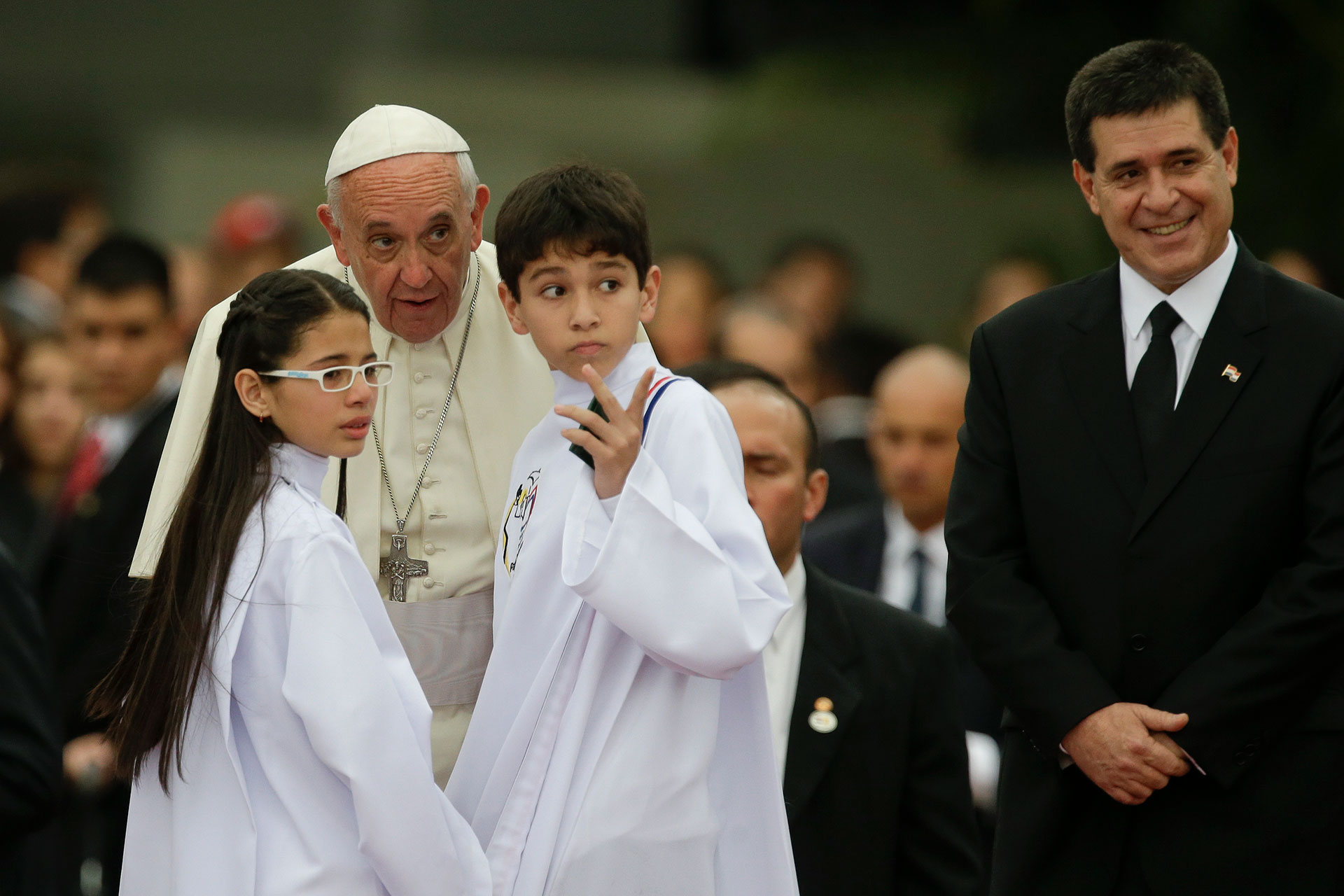 10 de julio de 2015. El papa Francisco durante su visita a Paraguay, junto a dos niños y el presidente Horacio Cartes