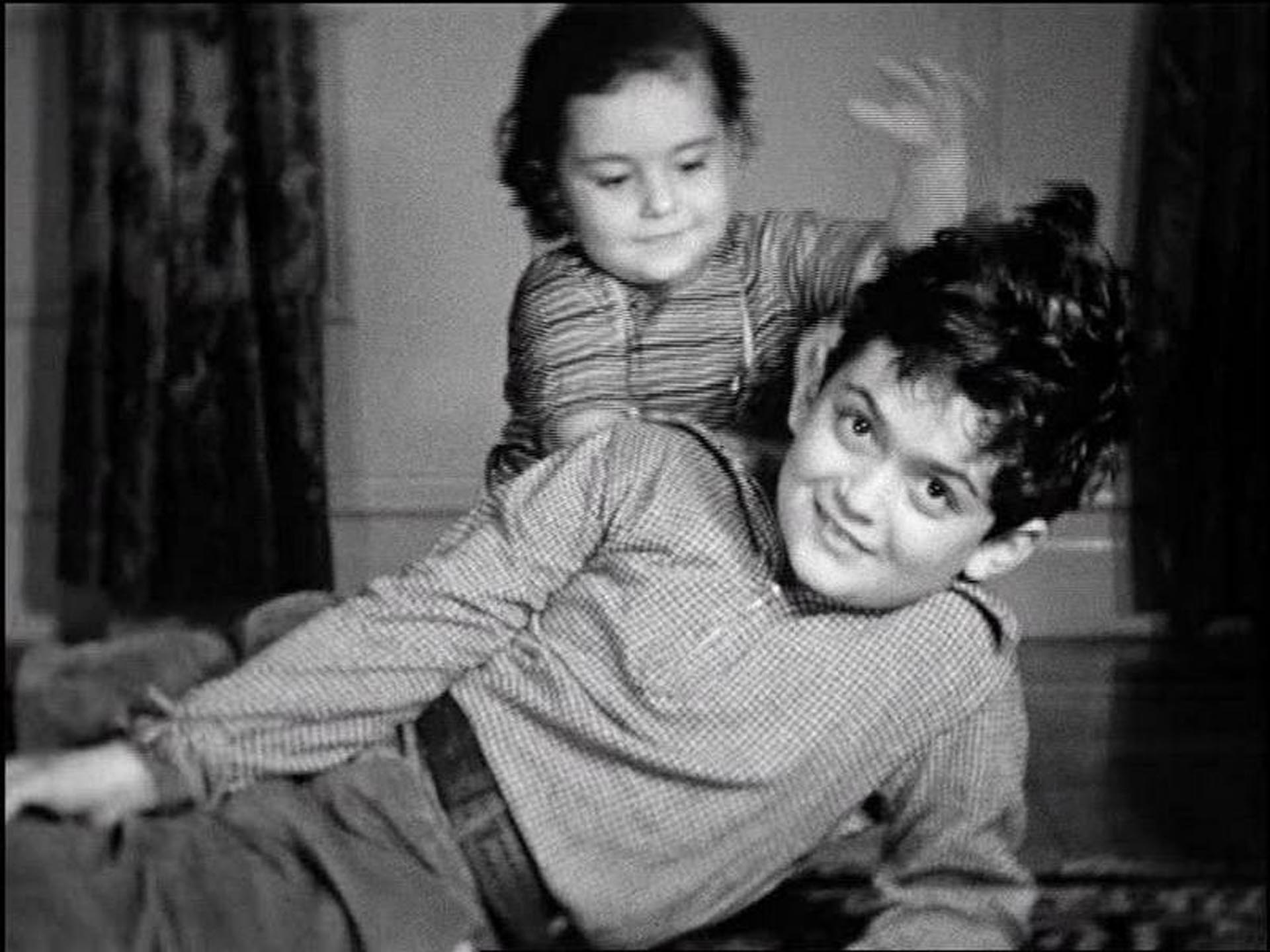 El pequeño Stanley Kubrick junto a su hermana Bárbara, seis años menor