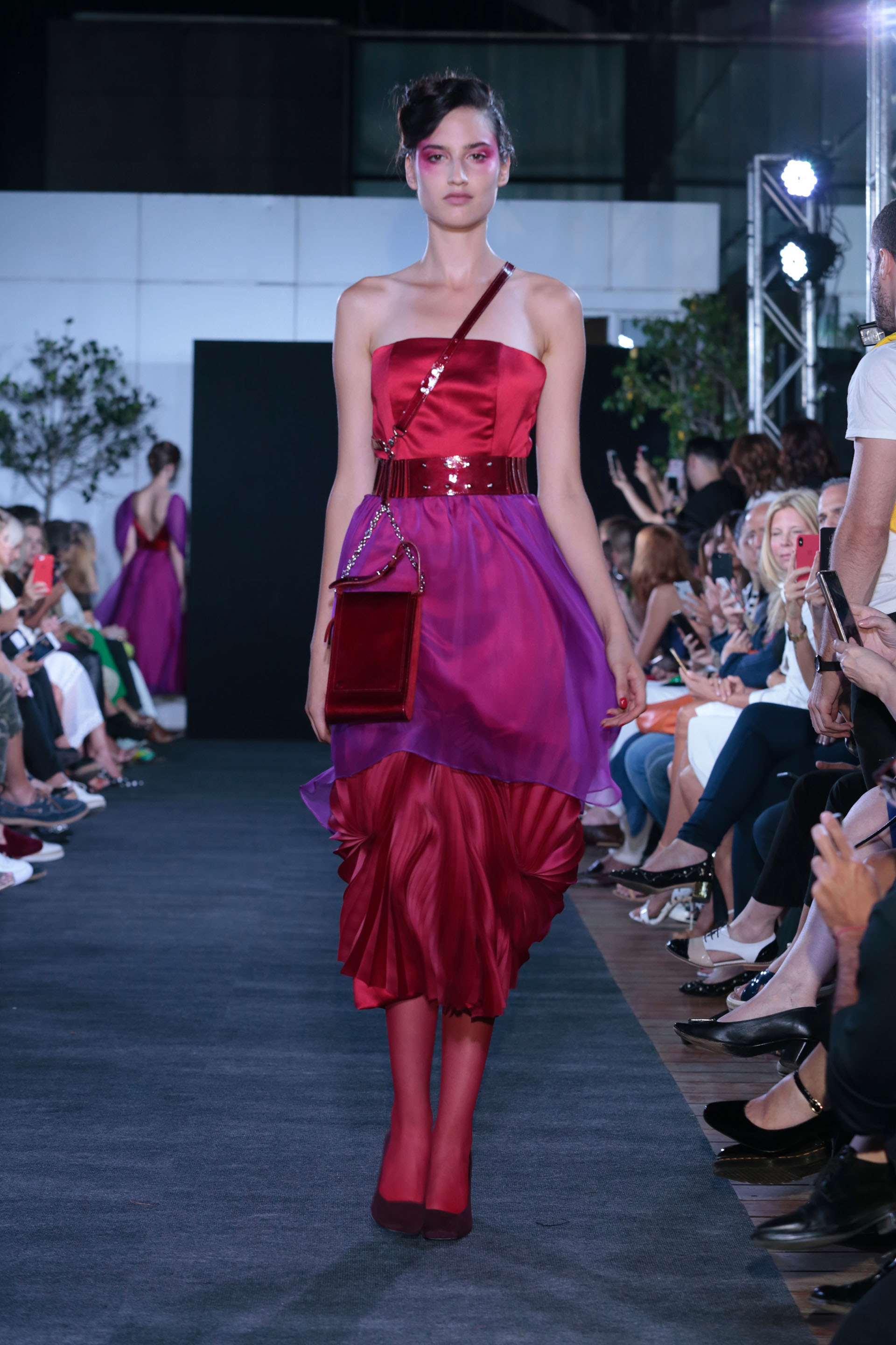 Strapless en seda, organza y plisado, un diseño de la colección “Entradas de Milán”