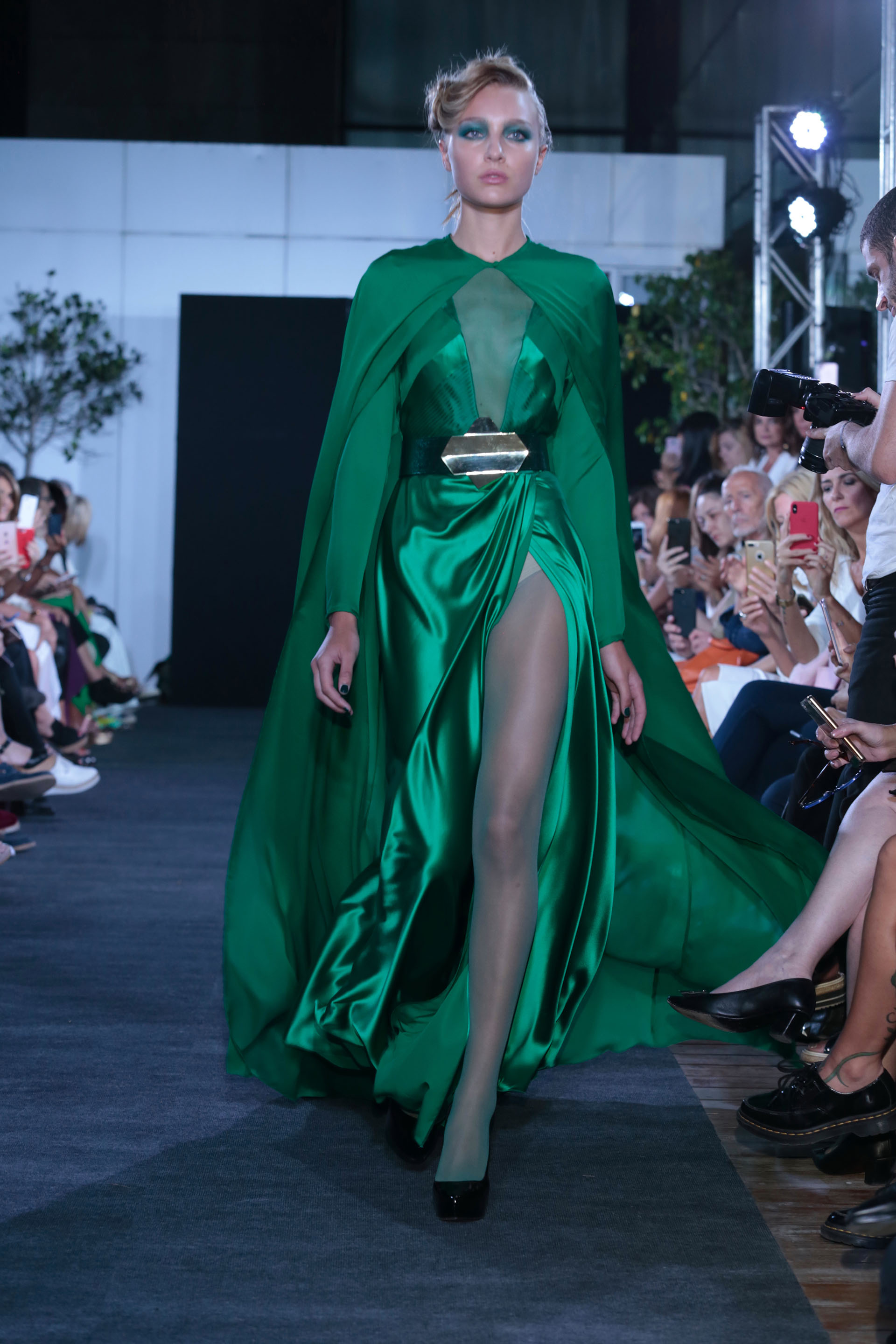 Verde esmeralda en Alta Costura: con capa a tono, cruzado de seda con gran tajo y escote. Un imponente diseño de Zitta