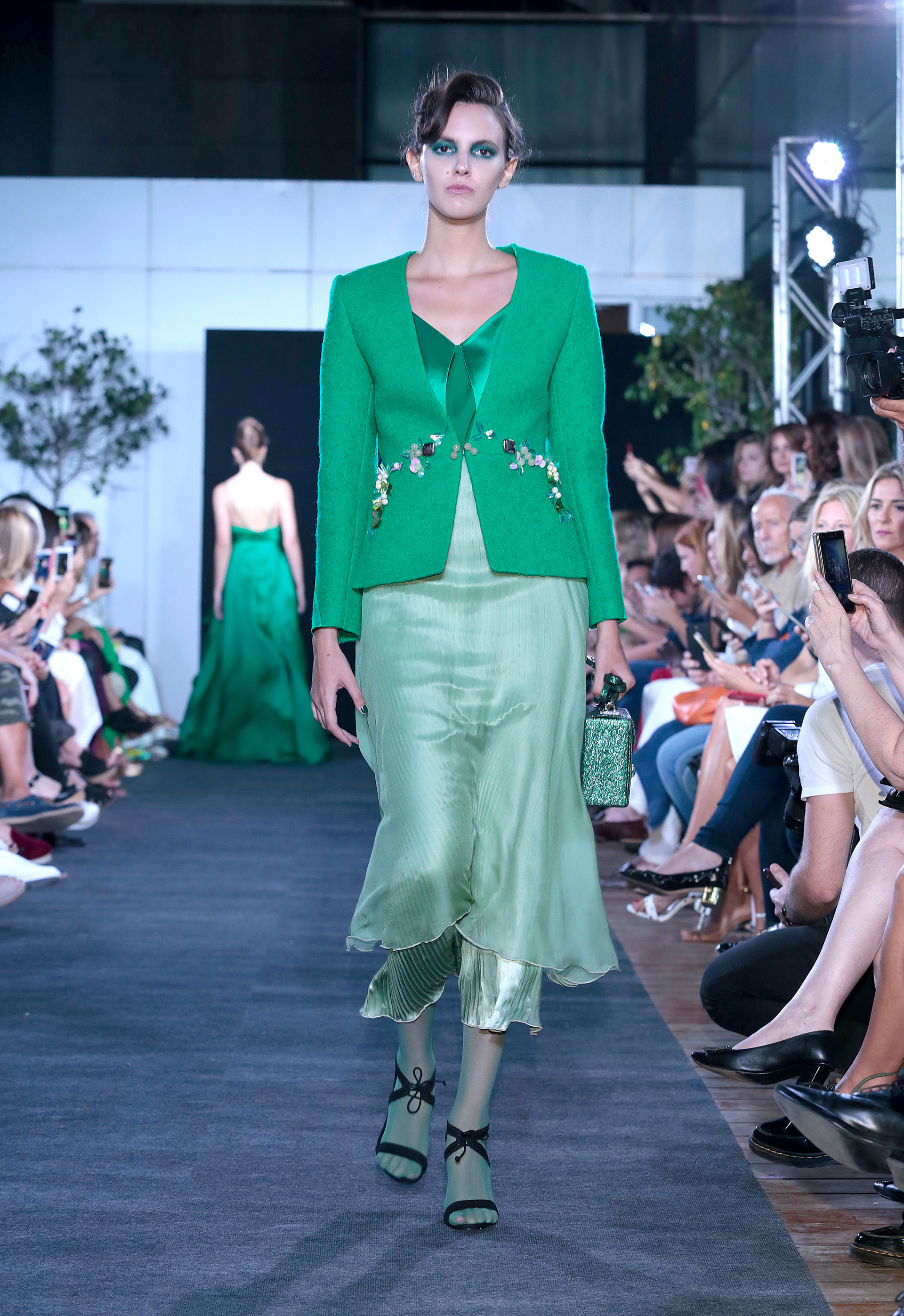 Verde esmeralda, otro color estridente en la pasarela. Saco smoking con bordado sobre vestido plisado de seda y gasa