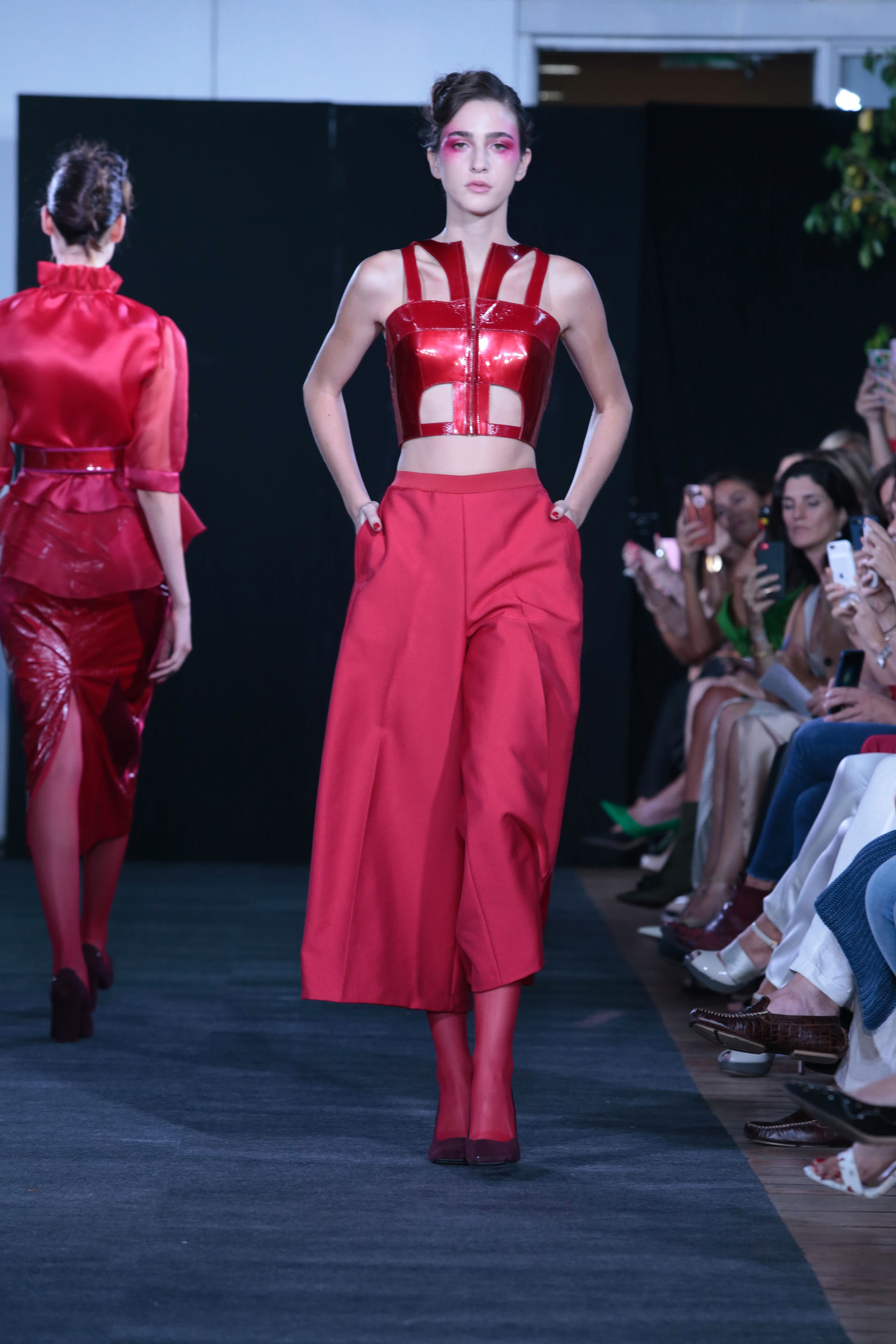 Crop top realizado en cuero y pantacourt sastrero. Un total look rojo pasión. Todos los conjuntos presentaron medias de nylon a tono