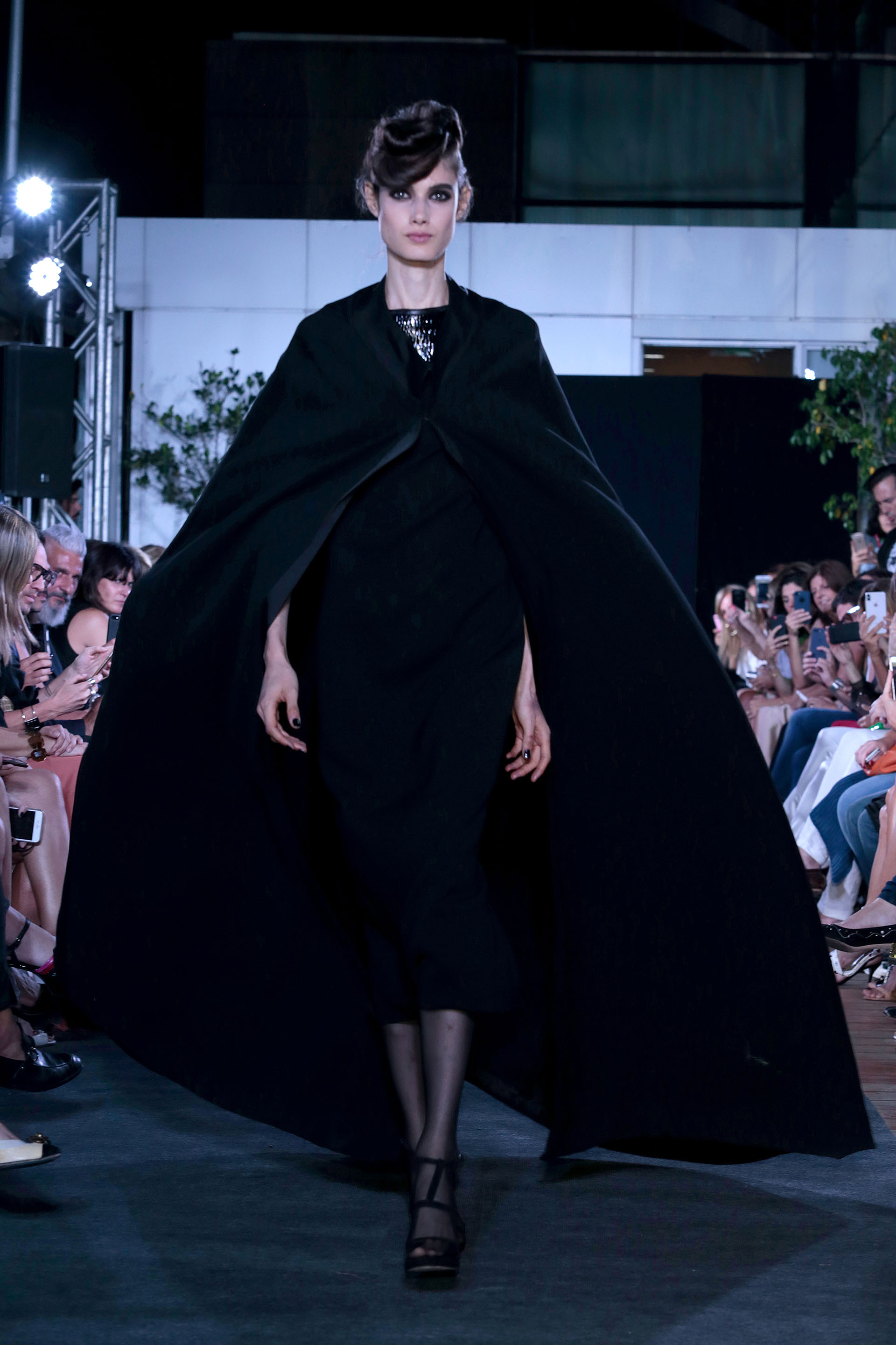 El desfile comenzó con diseños en negro, un color infaltable en la paleta de colores de la colección de Zitta