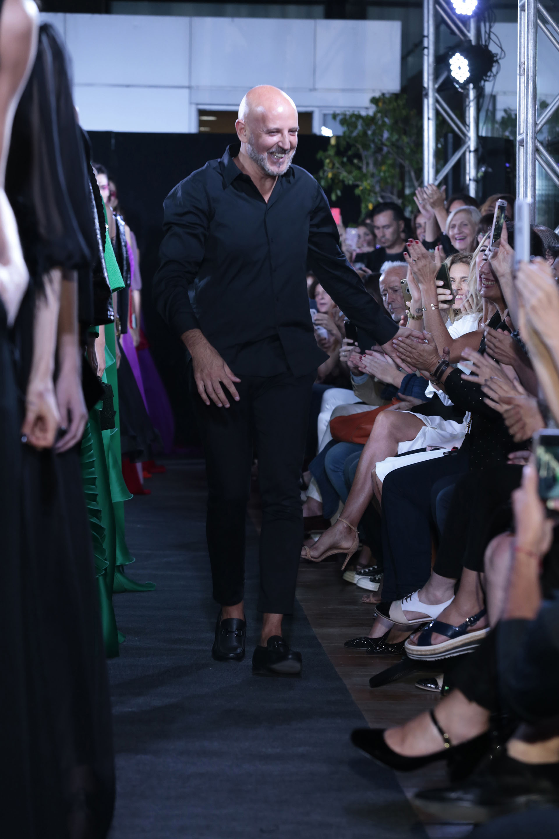 El saludo final de Fabián Zitta tras presentarse su colección “Entradas de Milán”