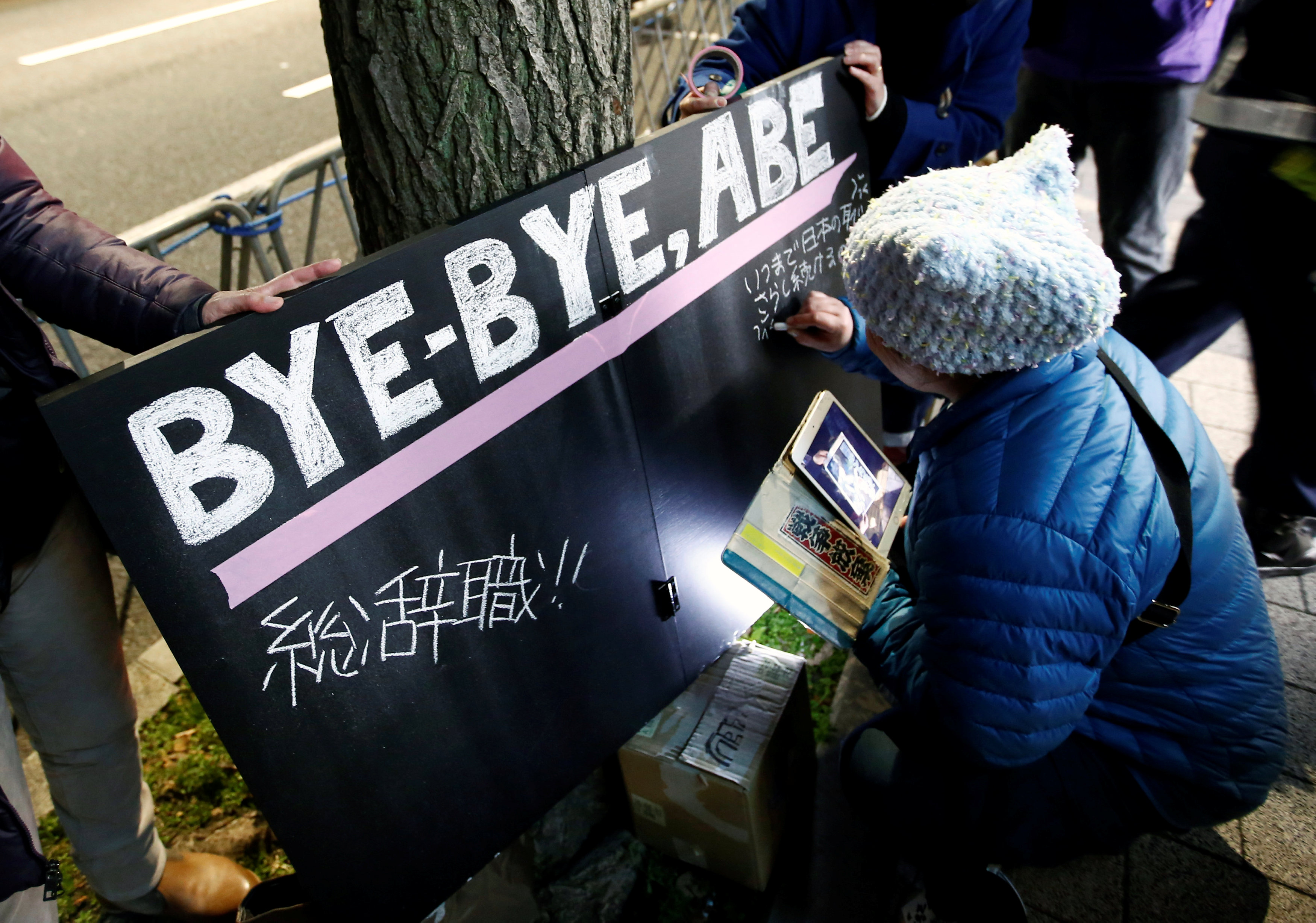 Un manifestante frente a la residencia oficial de Abe en Tokio (REUTERS/Kim Kyung-Hoon)