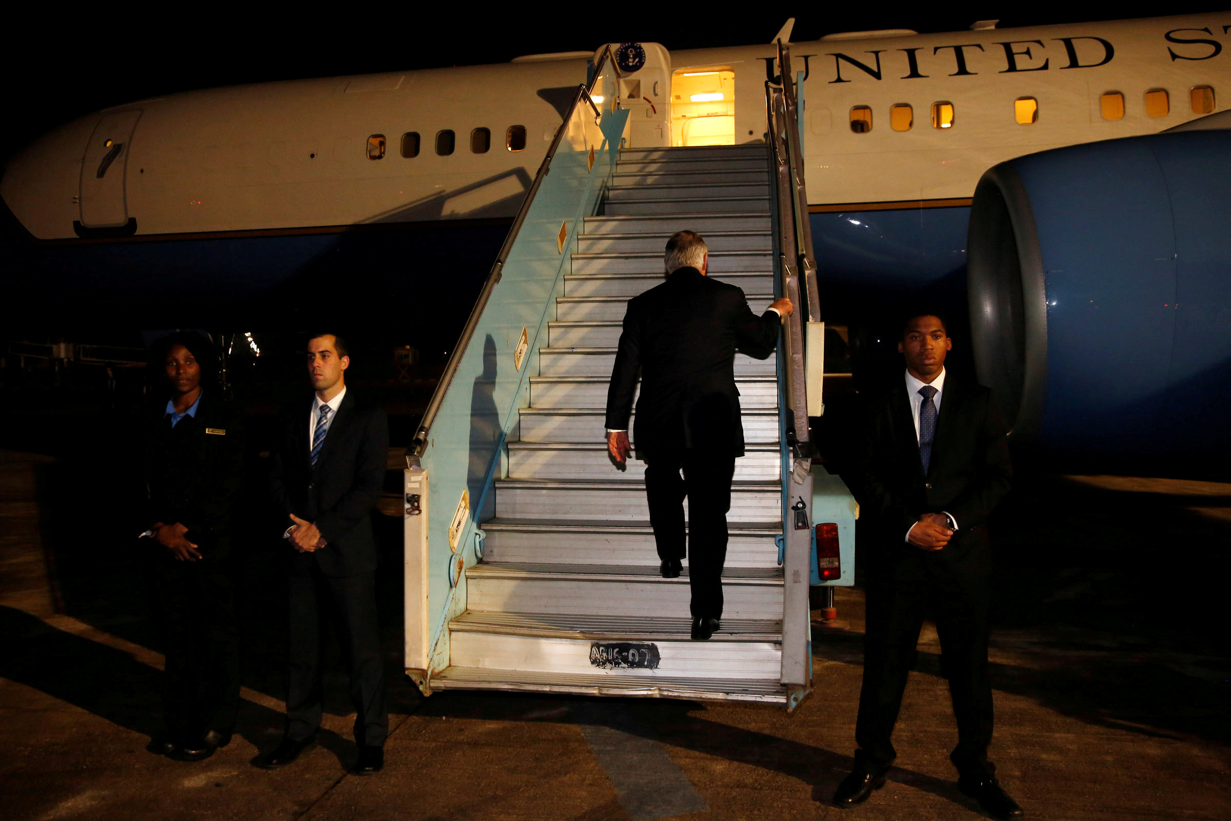 Rex Tillerson aborda el avión poniendo fin a su gira por África (Reuters)