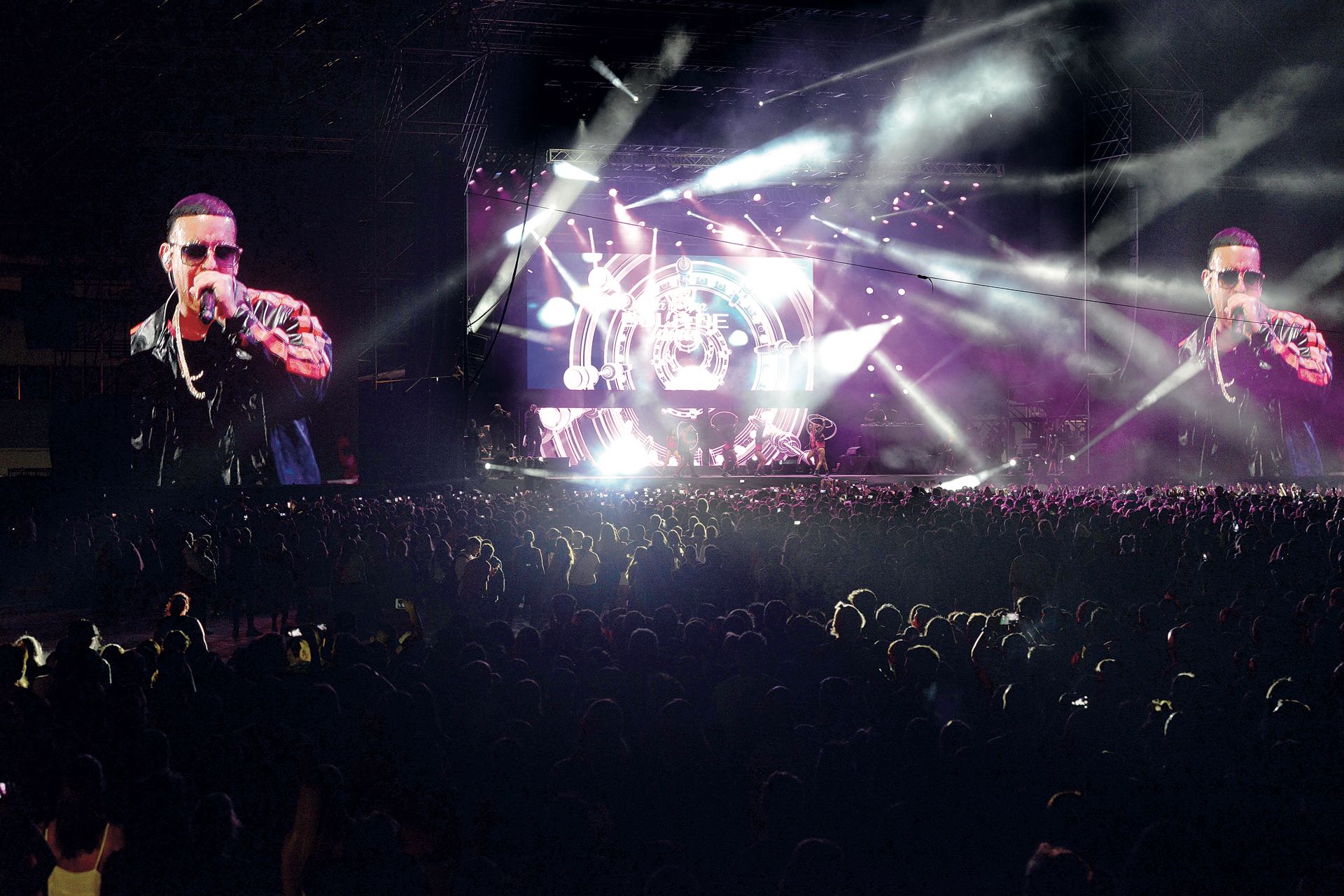 Daddy Yankee hizo vibrar a todos con un surtido de sus hits, como Dura, Gasolina, Despacito y Shaky Shaky. (Fotos Diego Soldini/GENTE y Sergio Santillán/Fénix)
