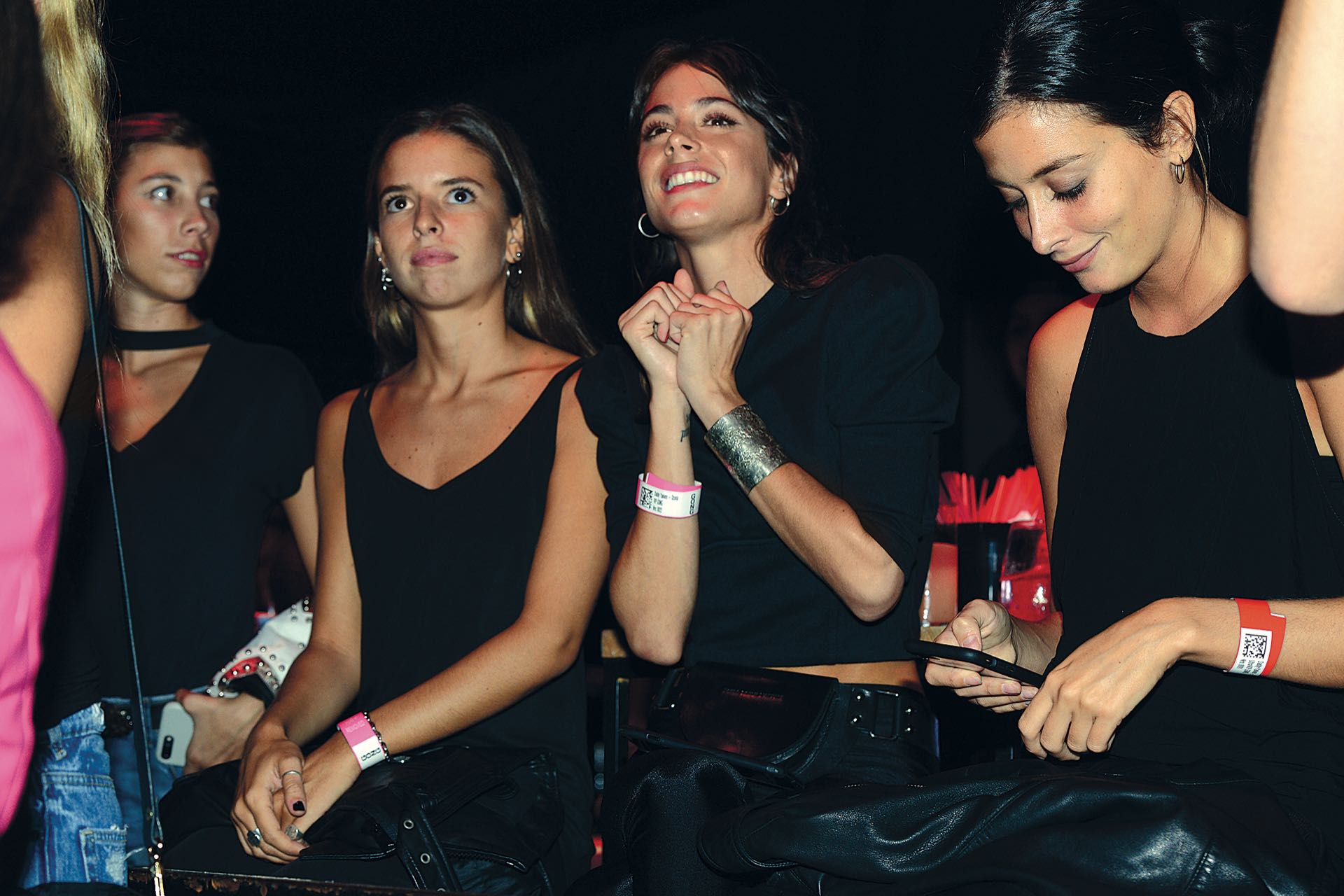 Tini Stoessel se adueñó de una de las mesas del segundo piso y, con sus amigas, coreó todos los temas. Incluyendo Lo que pasó, pasó, un dato significativo, ya que hace apenas unos días confirmó su separación del español Pepe Barroso Silva. (Fotos Diego Soldini/GENTE y Sergio Santillán/Fénix)