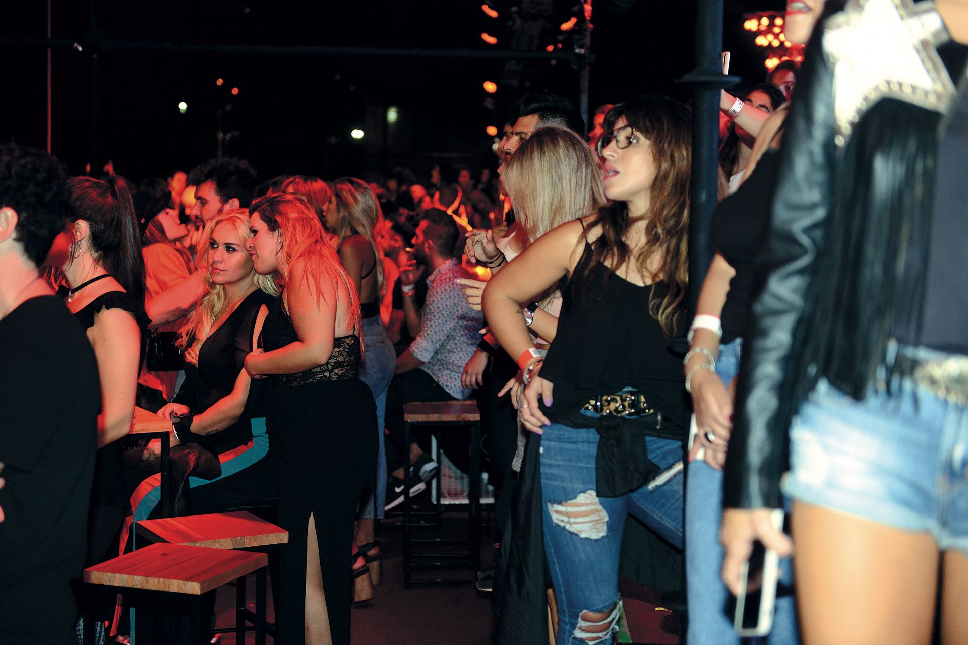 Verónica Ojeda y Gianinna Maradona vivieron tres horas de recital a menos de dos metros de distancia. (Fotos Diego Soldini/GENTE y Sergio Santillán/Fénix)