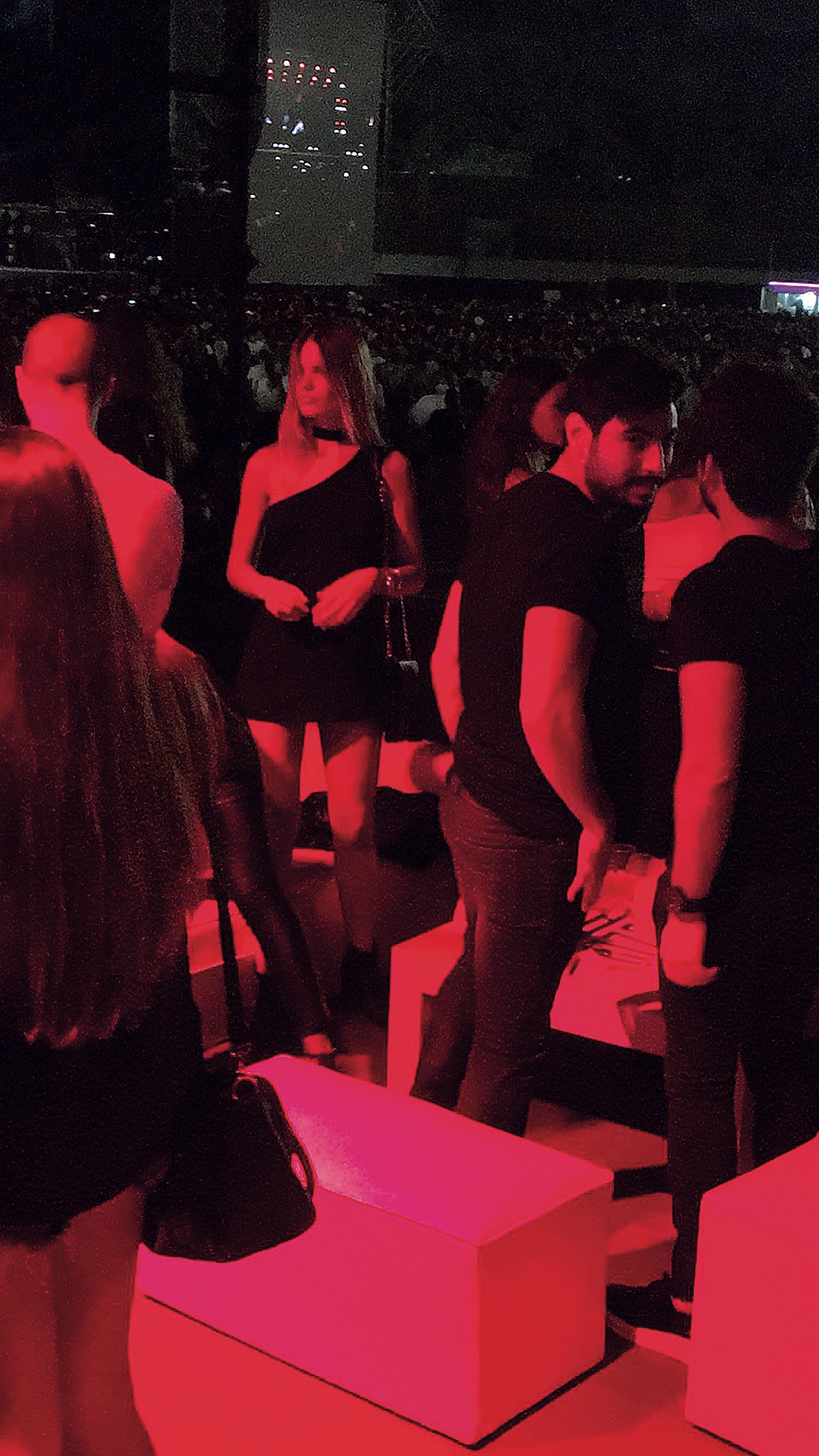 Eva Bargiela y Facundo Moyano miran “casualmente” hacia otro lado cuando llegan las cámaras. Eso sí, a solas, se dejaron llevar por la pasión. (Fotos Diego Soldini/GENTE y Sergio Santillán/Fénix)