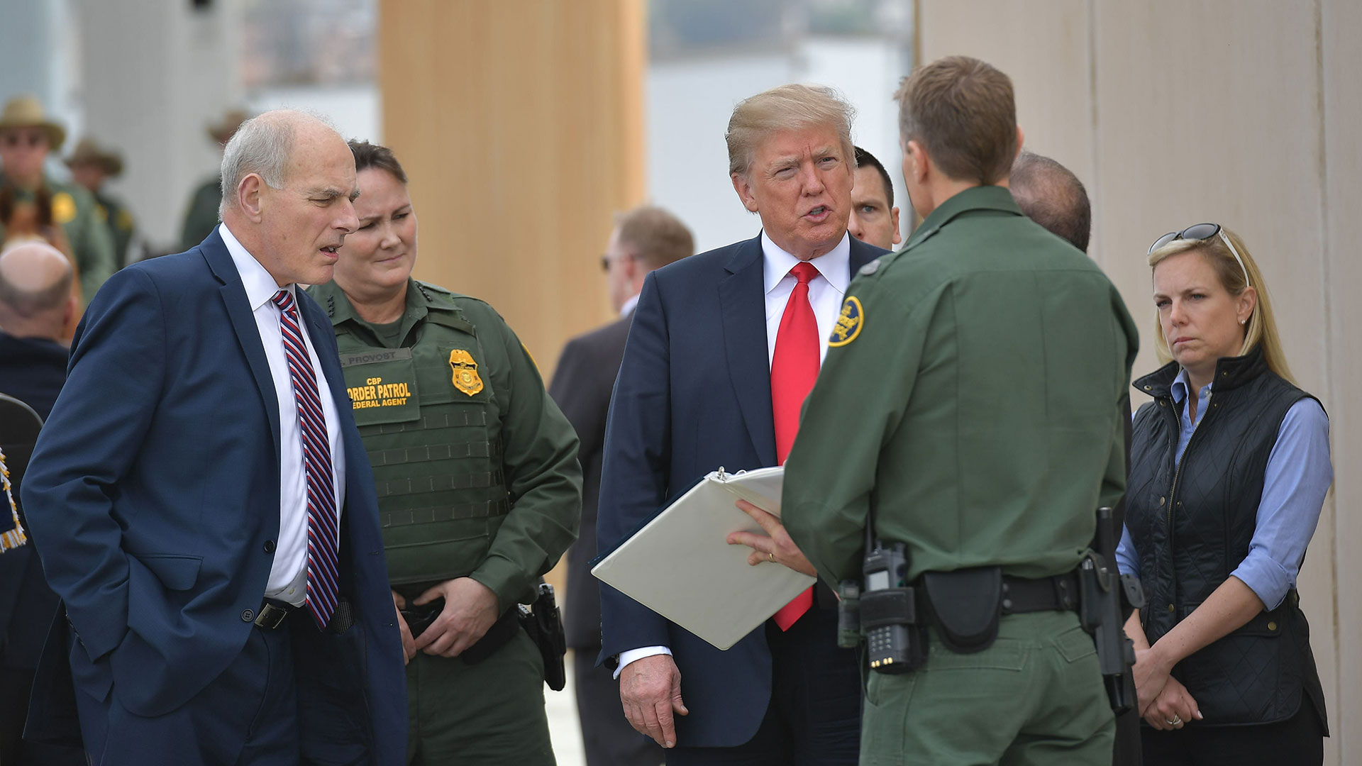 Trump revisó los prototipos del muro en la frontera de México y EEUU en marzo, pero no hubo nuevos avances y ahora propone un modelo diferente (AFP)