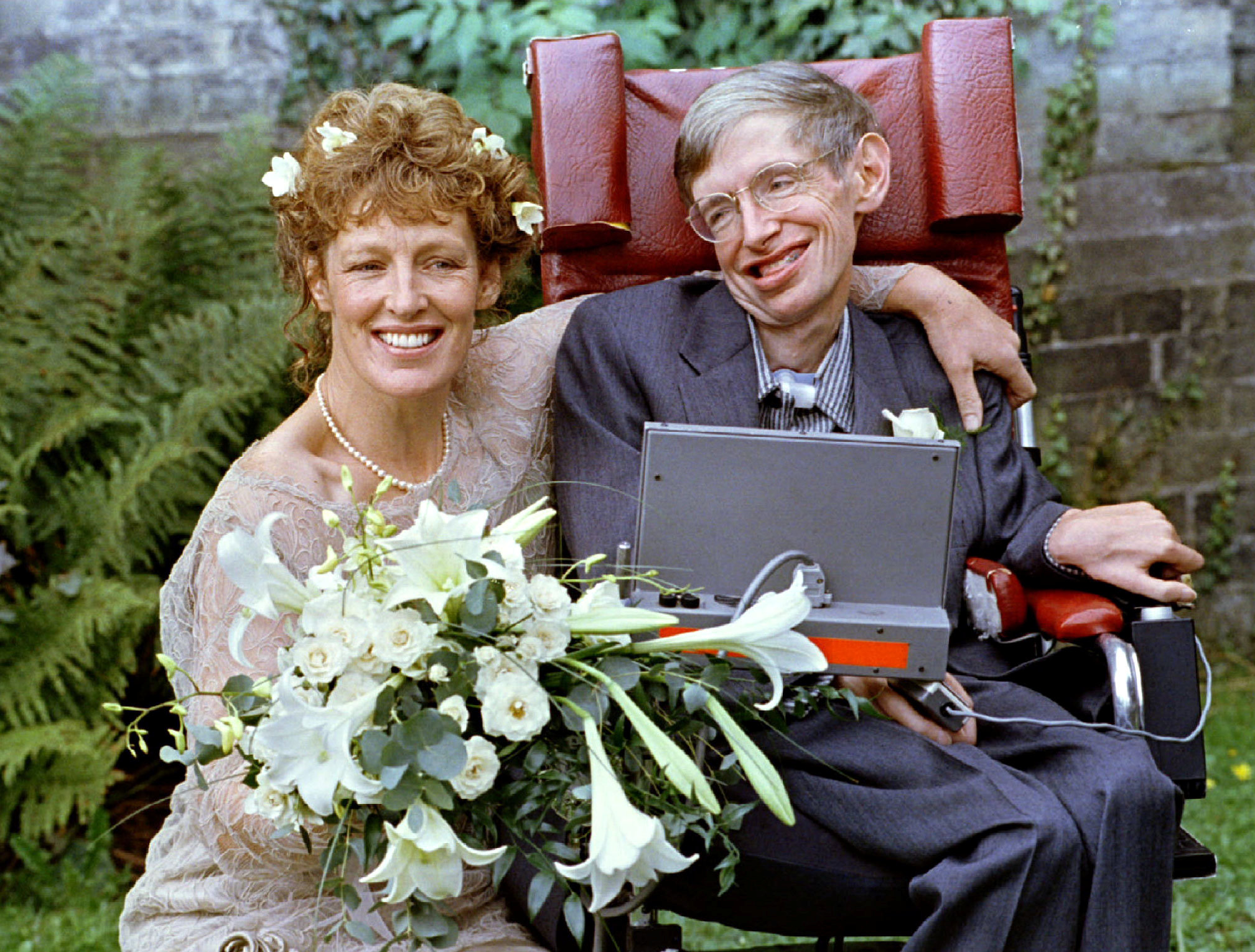 Con su segunda esposa Elaine Mason durante su casamiento en 1995. (REUTERS/Russell Boyce/archivo)