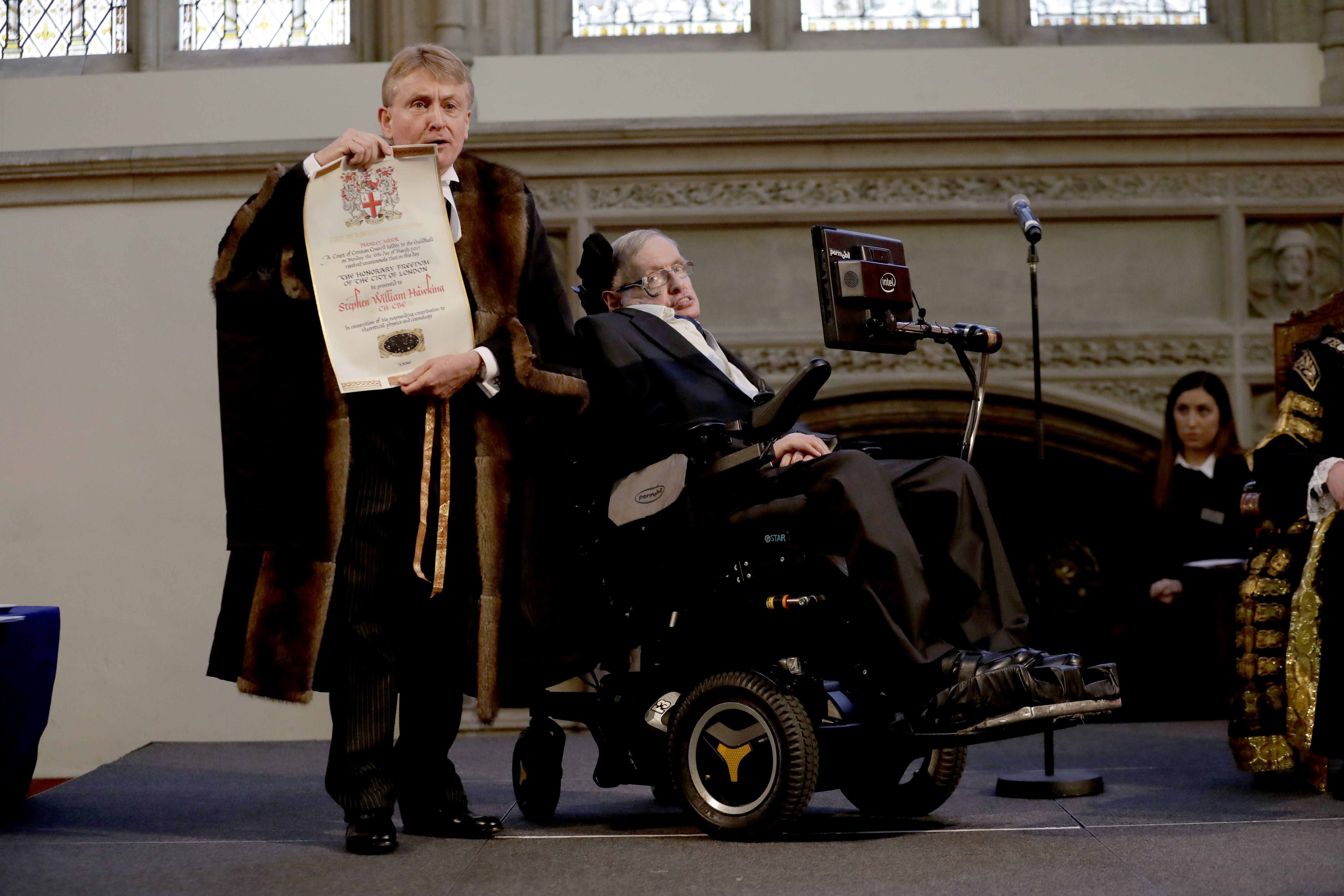 Stephen Hawking recibiendo un título honorifico de la ciudad de Londres en marzo de 2017 (AP/Matt Dunham)