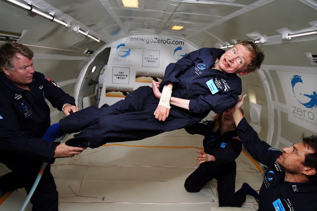 Stephen Hawking durante un vuelo a gravedad cero en 2007 (ÄP)
