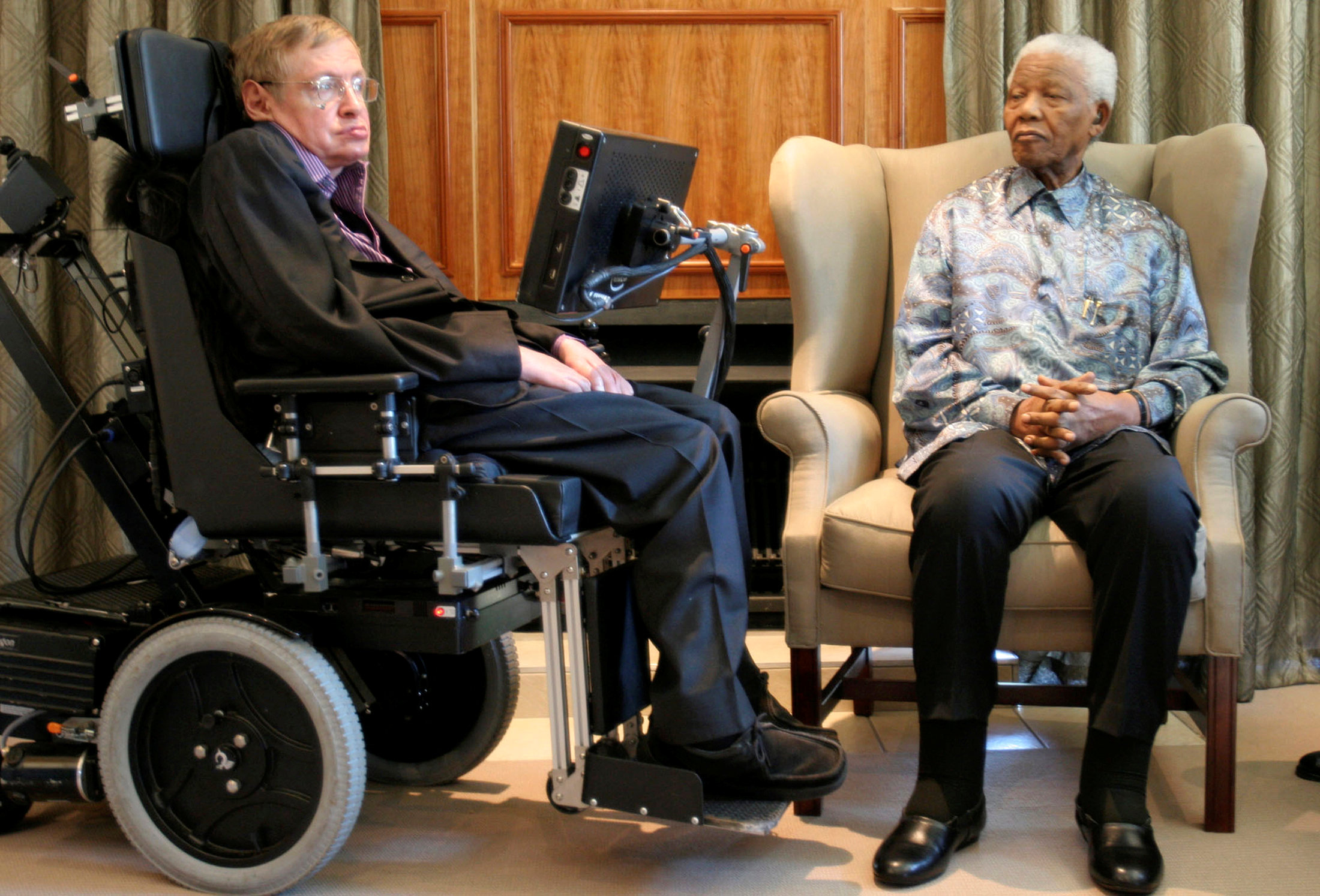 Con el ex presidente de Sud África Nelson Mandela en 2008. (Pool/via REUTERS/archivo)