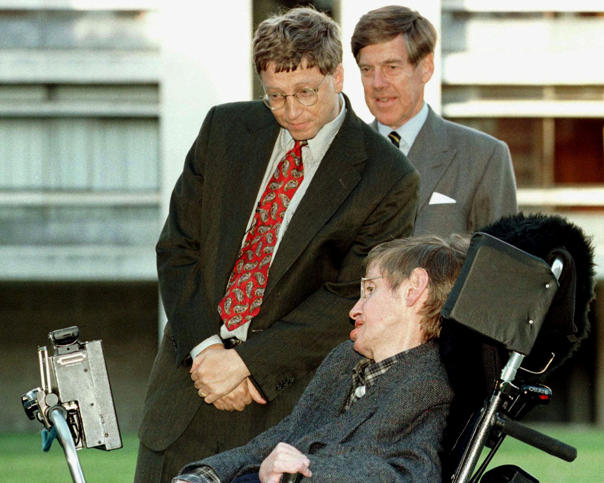 Con el fundador de Microsoft Bill Gates en Cambridge en 1997 (REUTERS/Stringer/archivo)