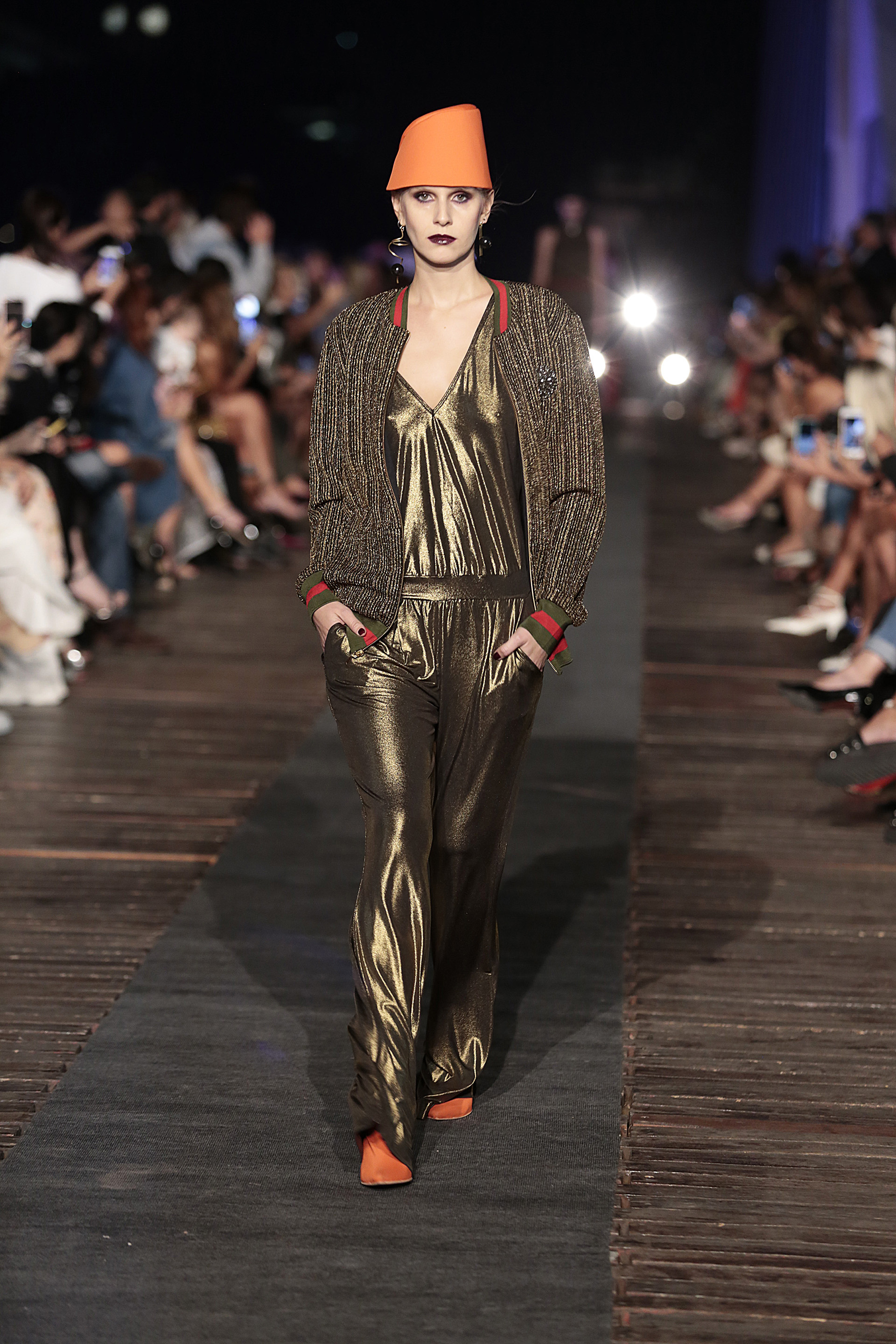 Un look futurista: una monoprenda en dorado en combinación con bomber de lurex y puños deportivos