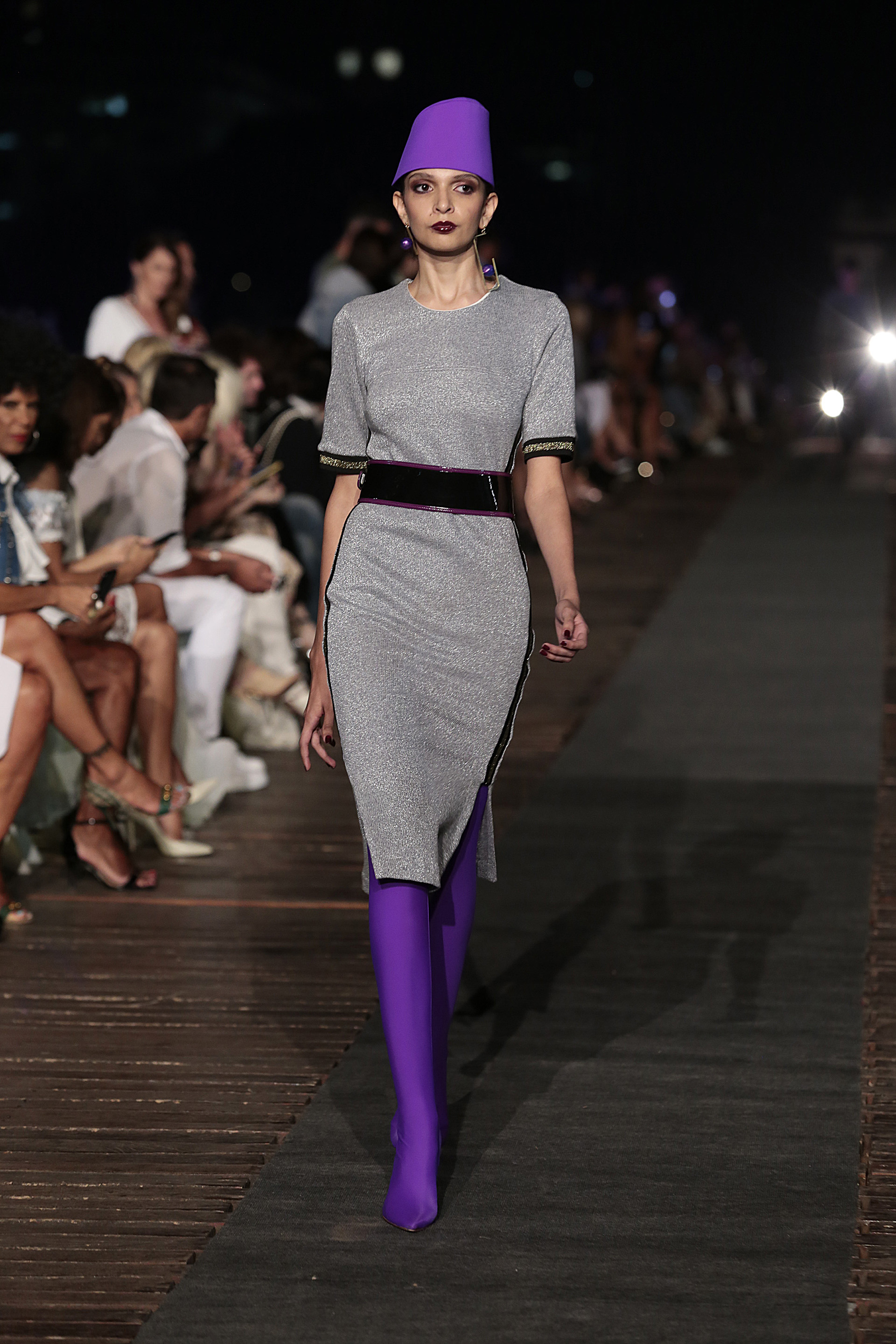 Vestidos de lurex en combinación con charol. Una silueta femenina que acompañaba al homenaje por los 30 años a la mujer argentina en el escenario del Puente de la Mujer en Puerto Madero