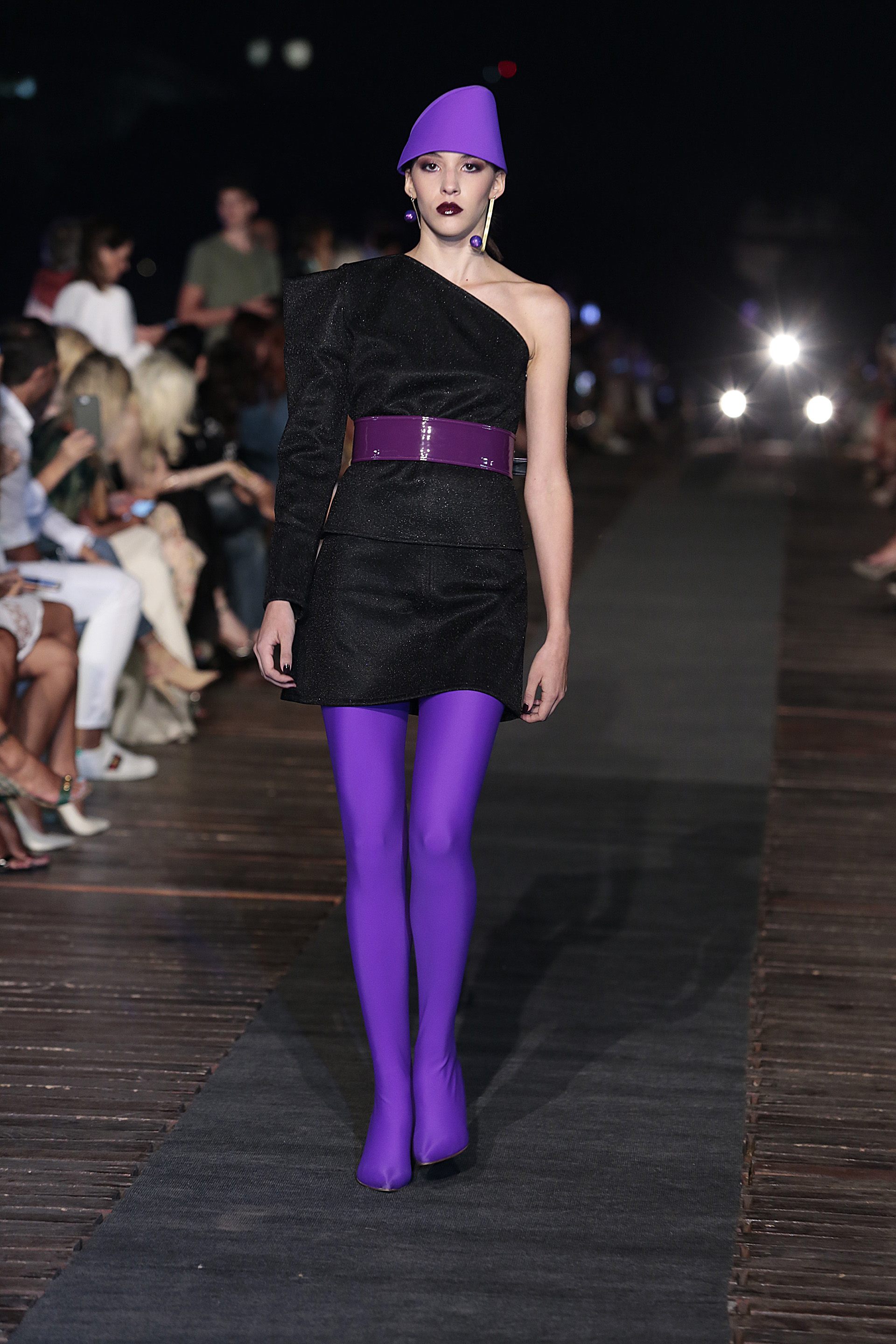 Violeta y negro, una combinación infaltable para el otoño-invierno 2018