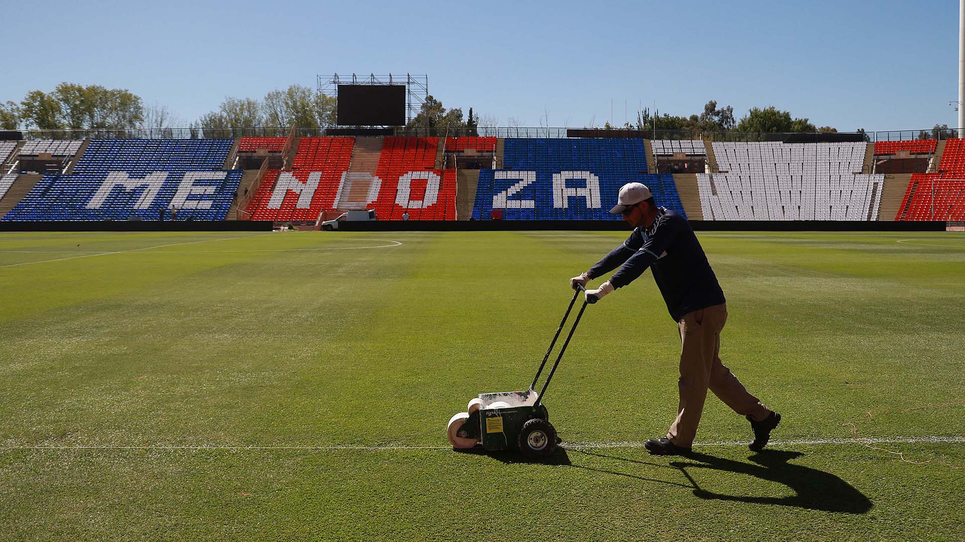 Durante las horas previas se trabajó para dejar en óptimas condiciones el campo (Marcelo Ruiz)