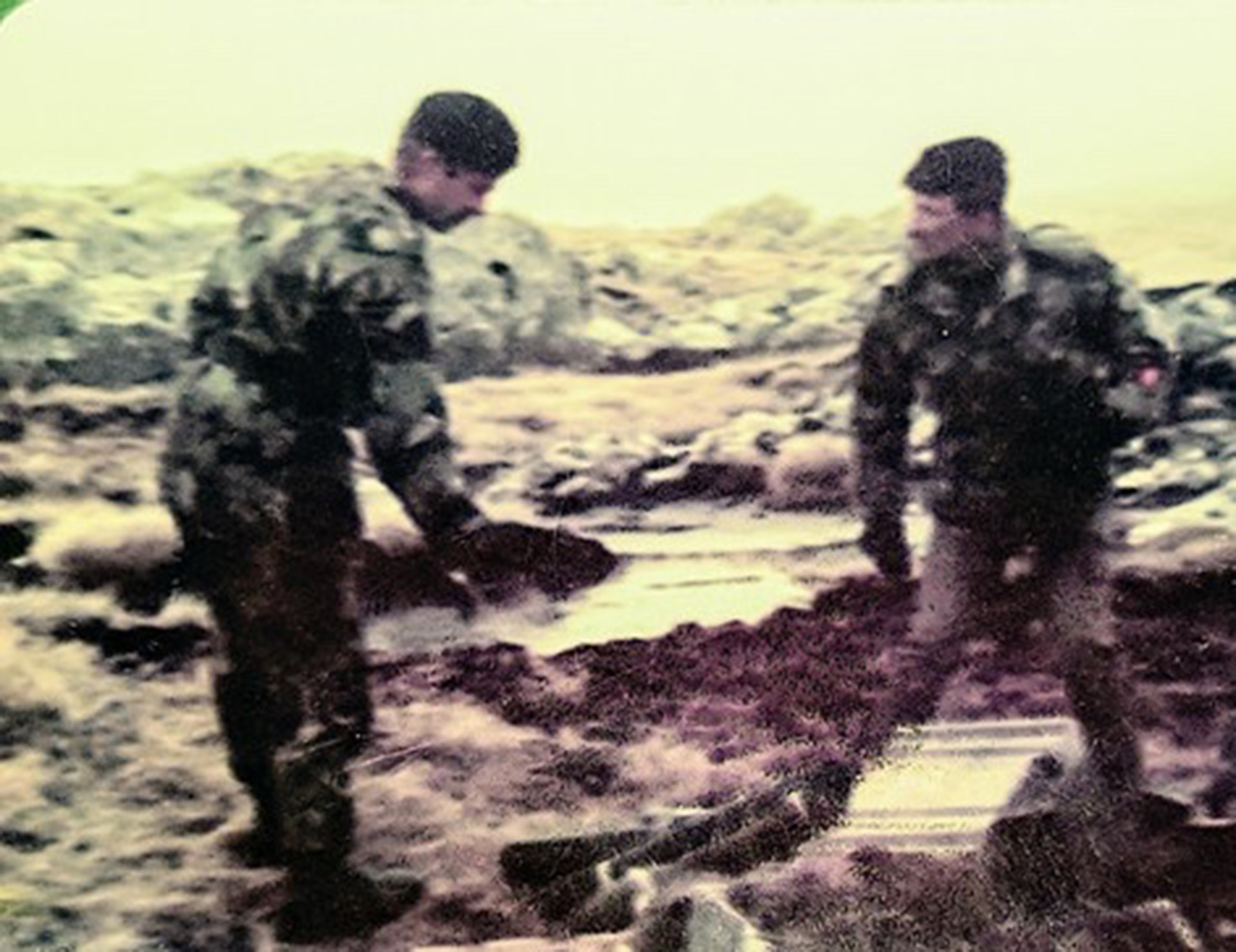 Cardozo en las islas, recogió los cuerpos de los soldados argentinos enterrados en los campos de batalla para darles digna sepultura