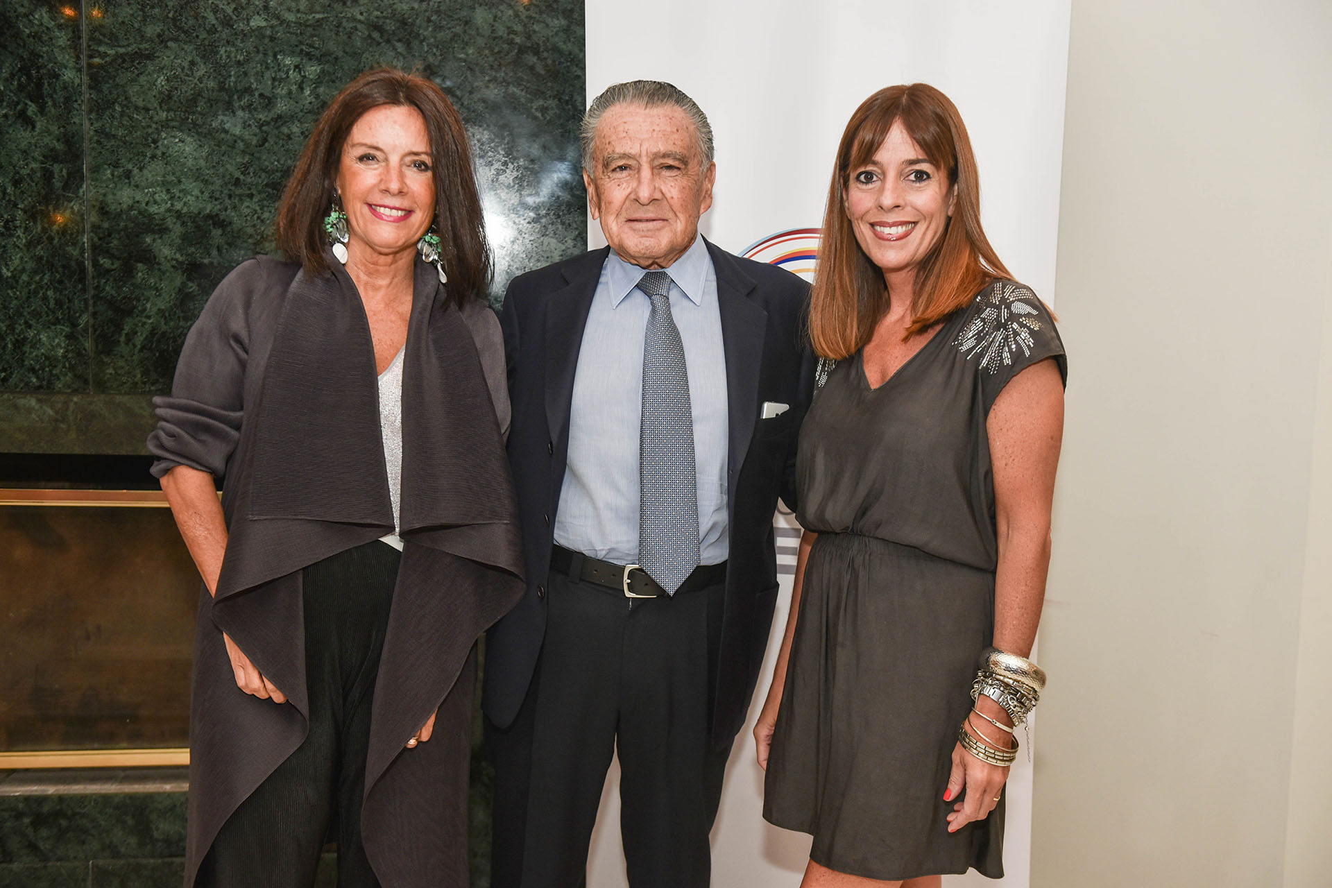 Carolina Barros (directora de comunicaciones de Corporación América), Eduardo Eurnekian y Constanza Roulet (Corporación América)