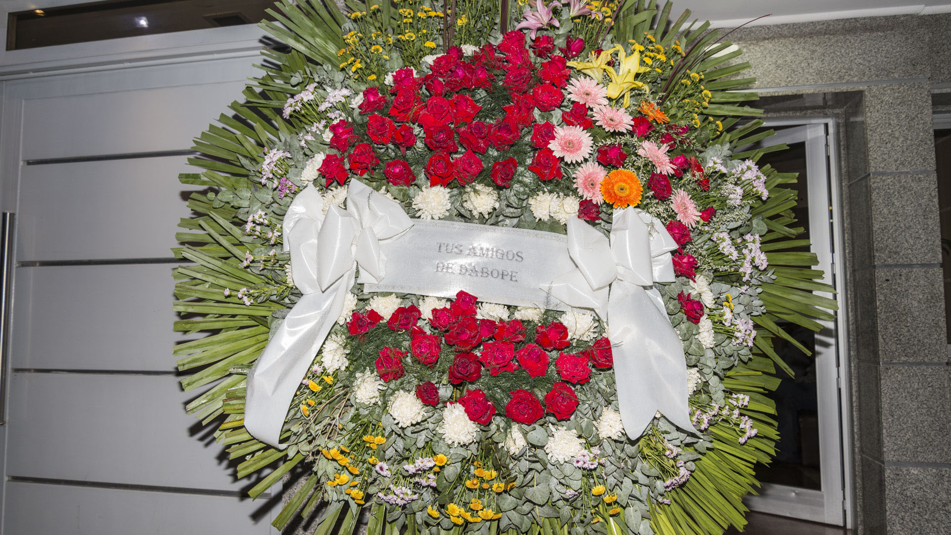 La corona funebre enviada por Dabope