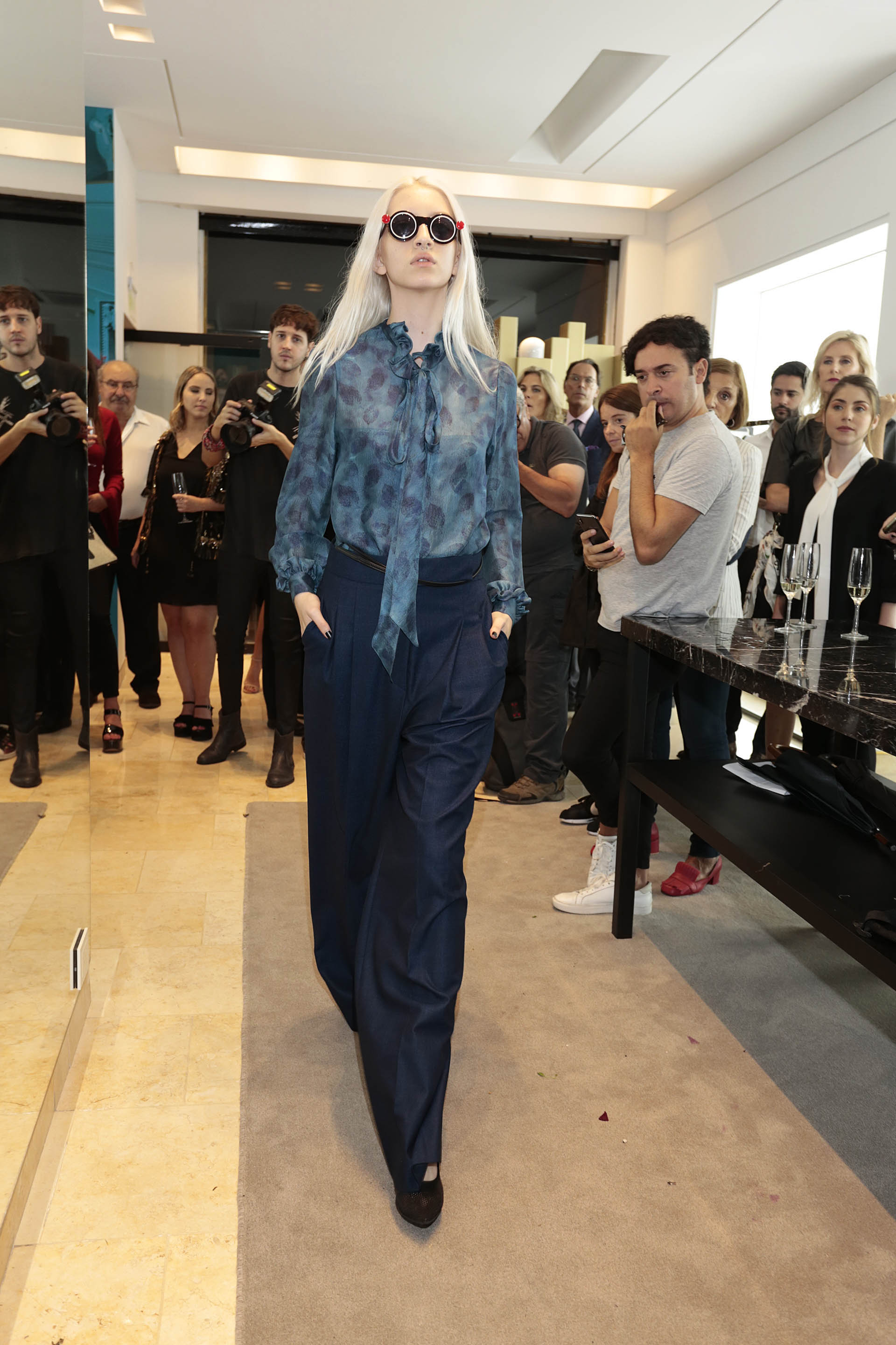 Blusa en seda estampada y lazo en conjunto de pantalón sastrero en azul noche