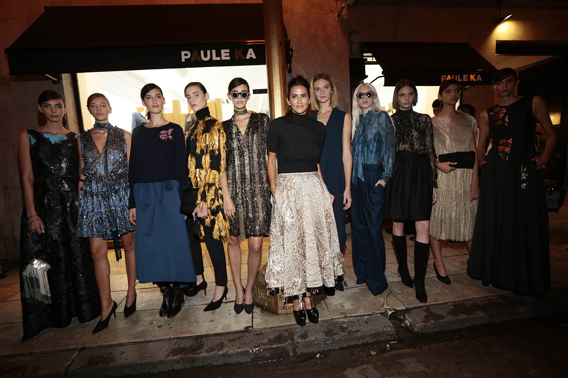 Mercedes Ocampo junto a las modelos sobre la Avenida Alvear