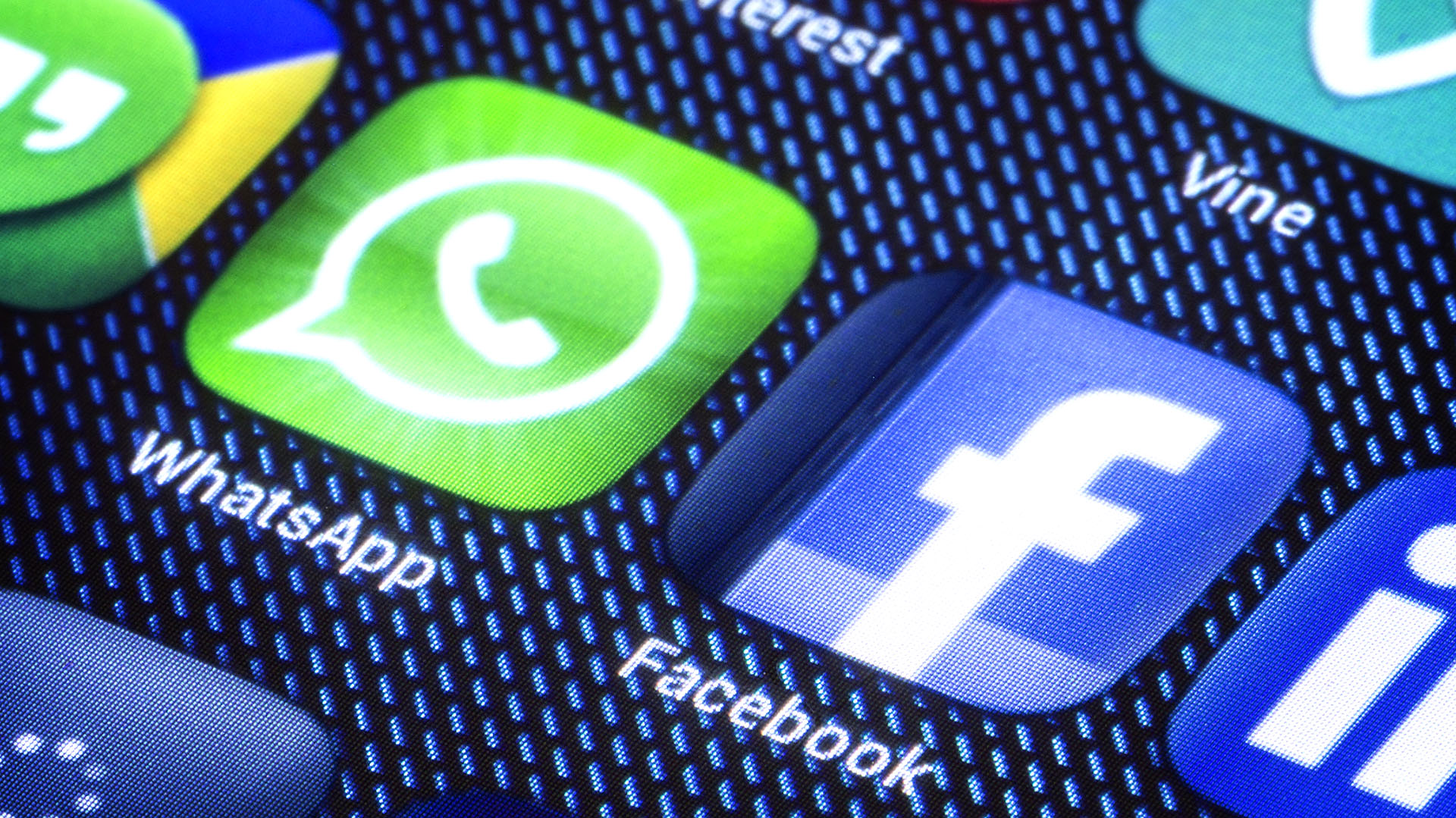 WhatsApp fue adquirida en 2014 por la compañía de Mark Zuckerberg ante el temor de que se produjera una “fuga” de usuarios en su “app” de mensajería, Facebook Messenger