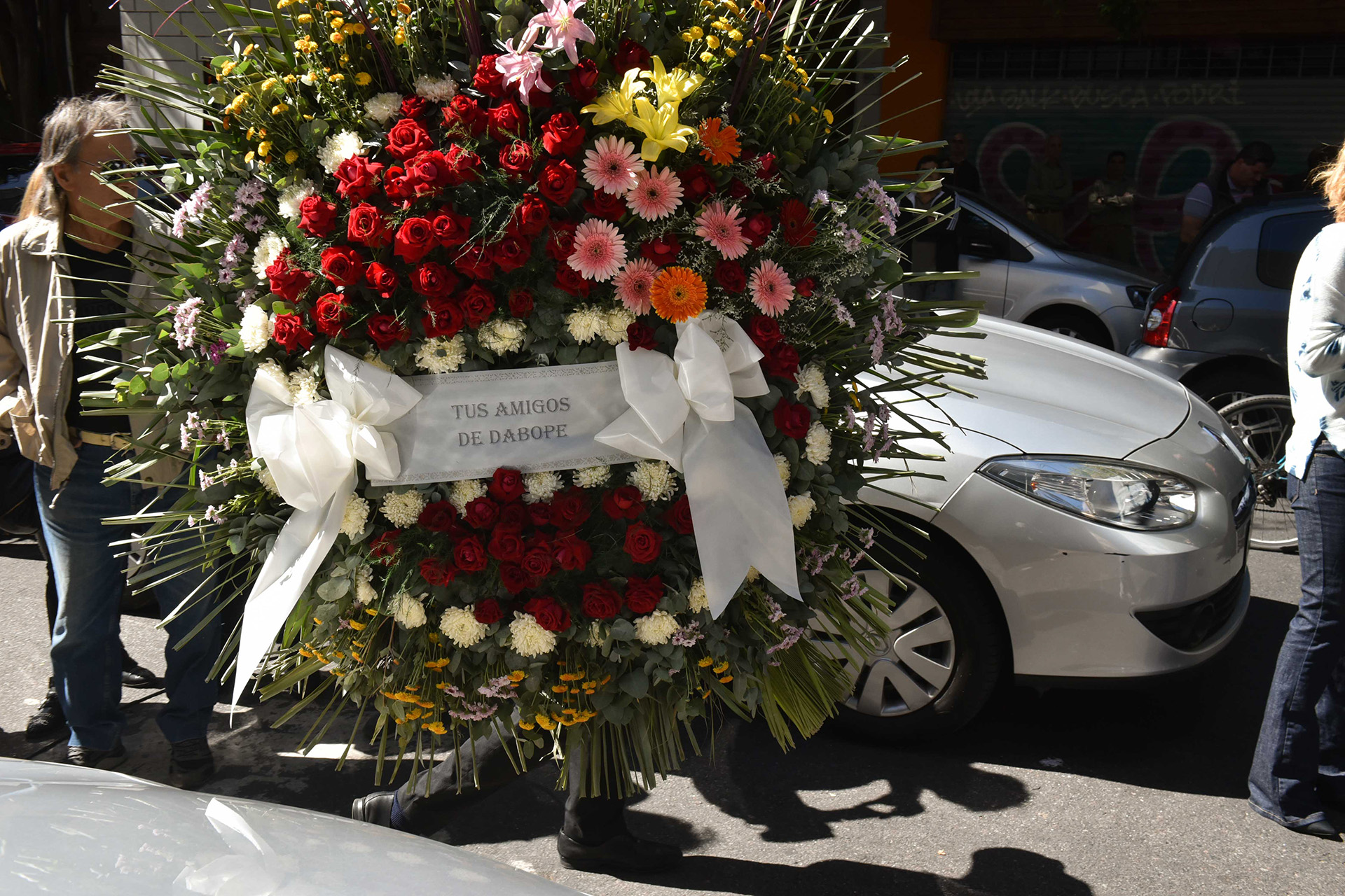 La corona fúnebre enviada por DABOPE